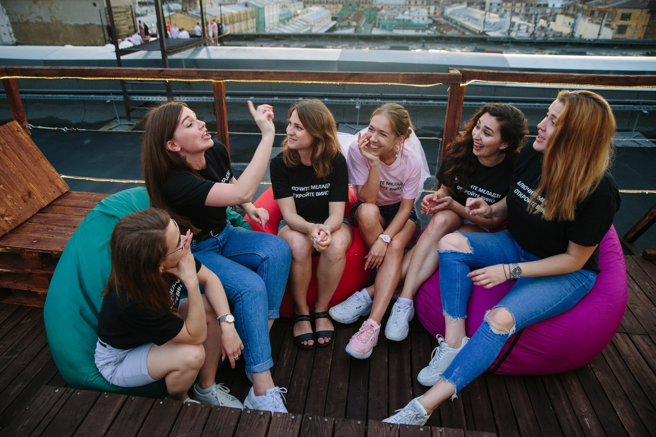 Фотография Девичник на крыше Петербург  групповой портрет с подружками невесты