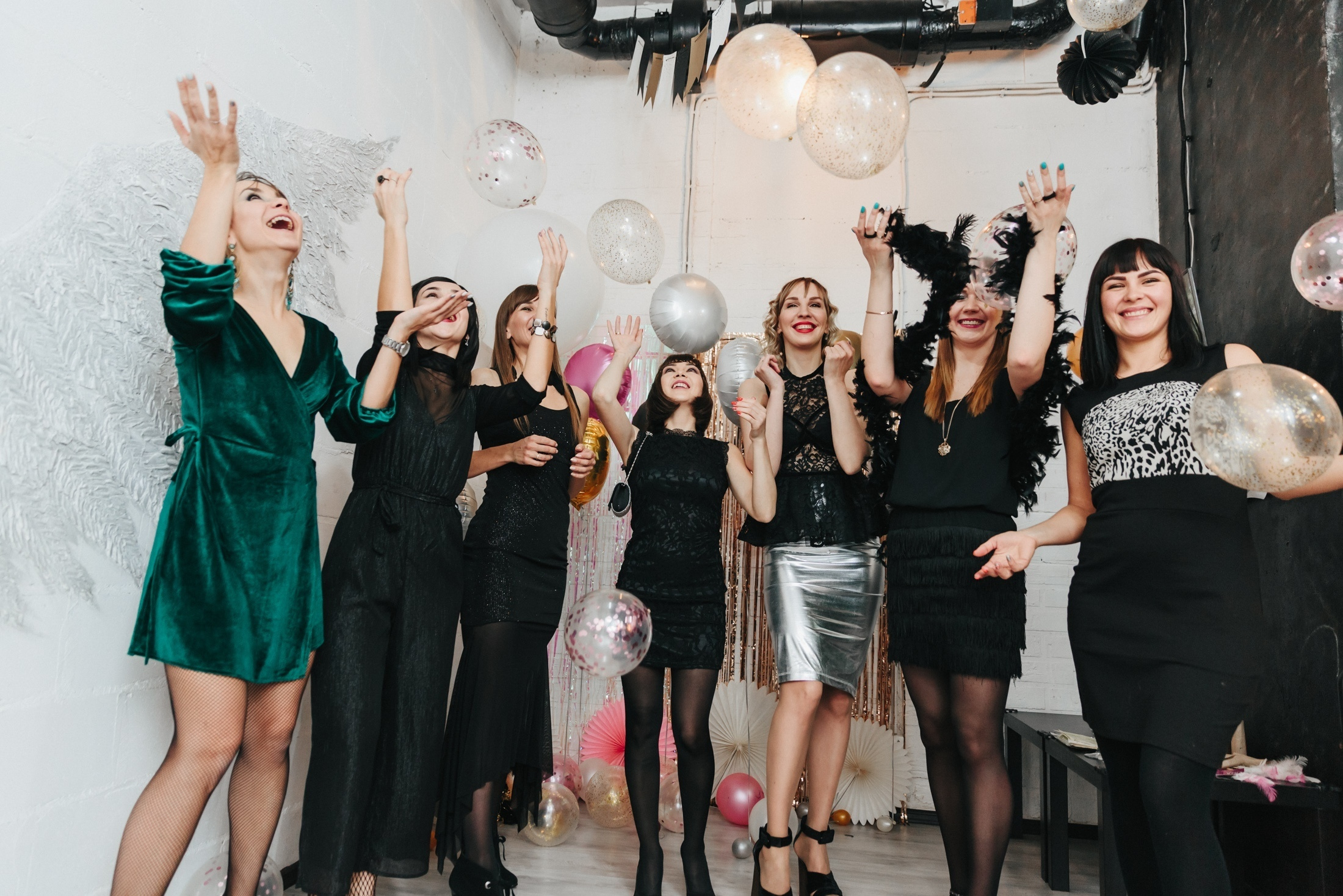 Фотография девичник вечеринка чикаго 20-х годов групповой снимок фотозона с шарами