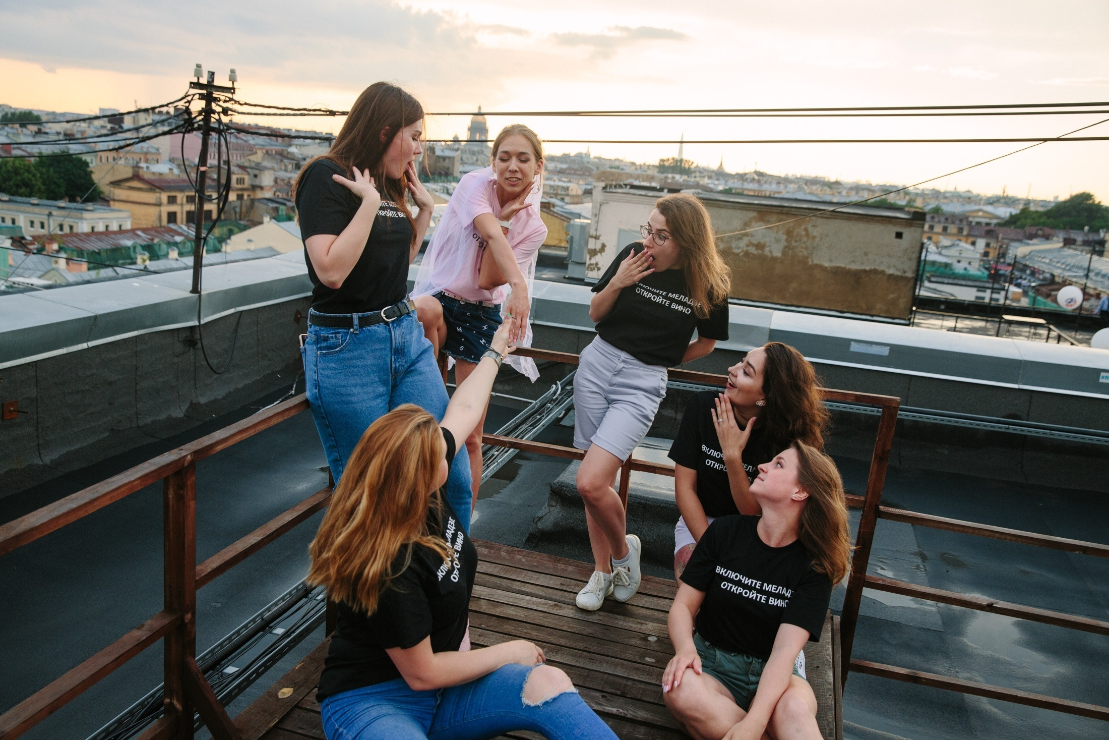 Фотография Девичник на крыше Петербург  групповой портрет с подружками невесты