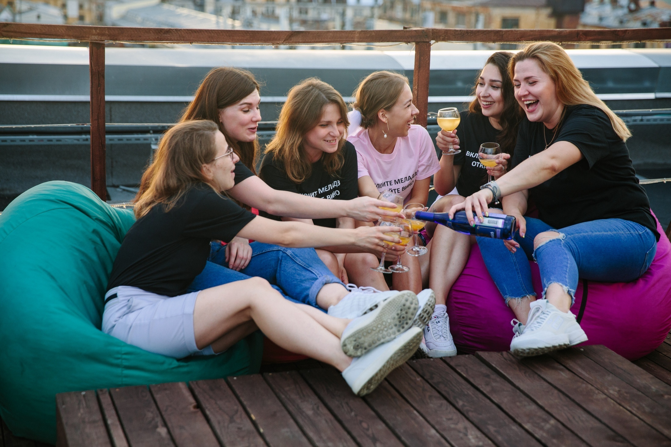 Фотография Девичник на крыше Петербург  групповой портрет с подружками невесты