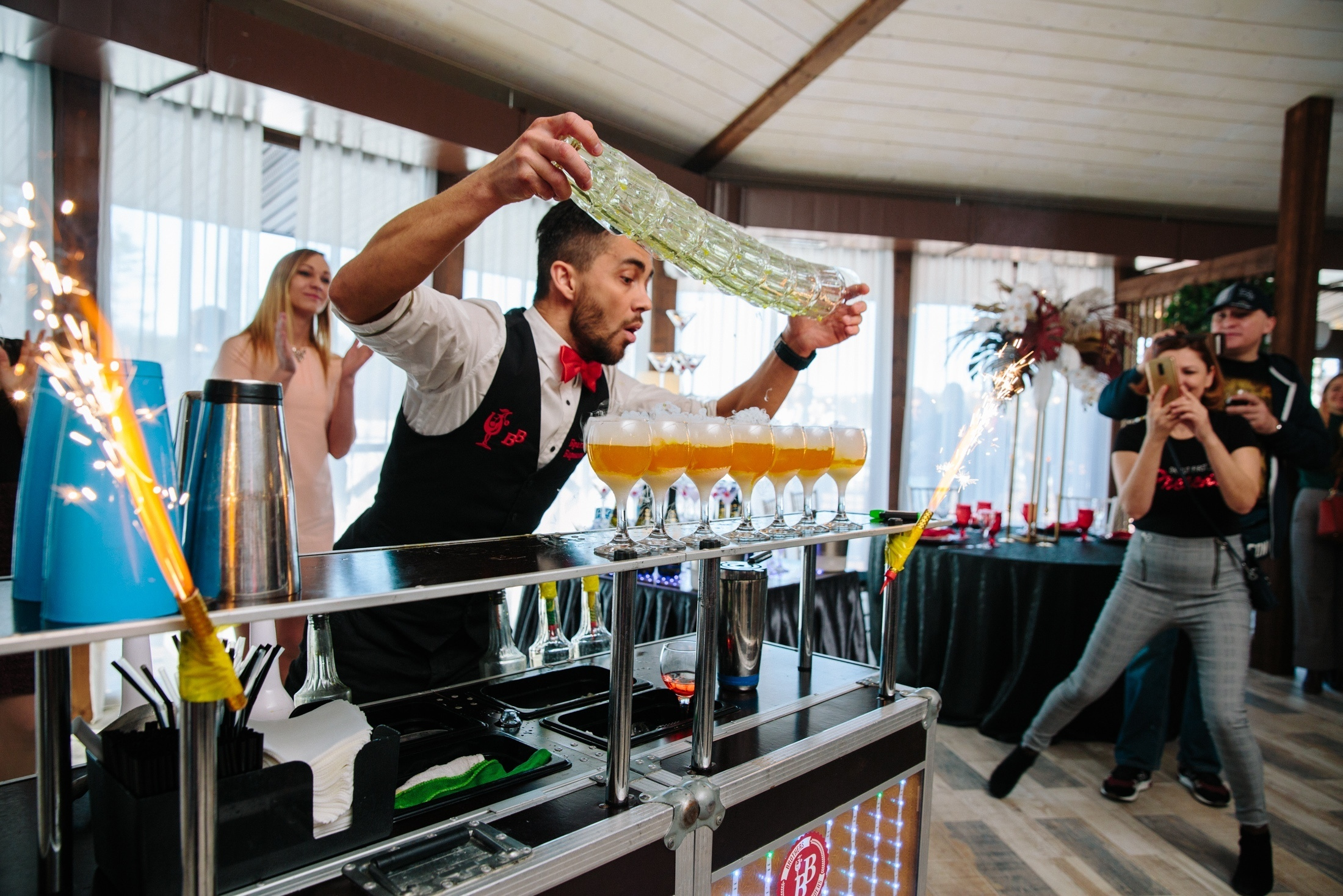 Фотография Пасторское озеро бармен шоу Brothers Bartenders Братья бармены