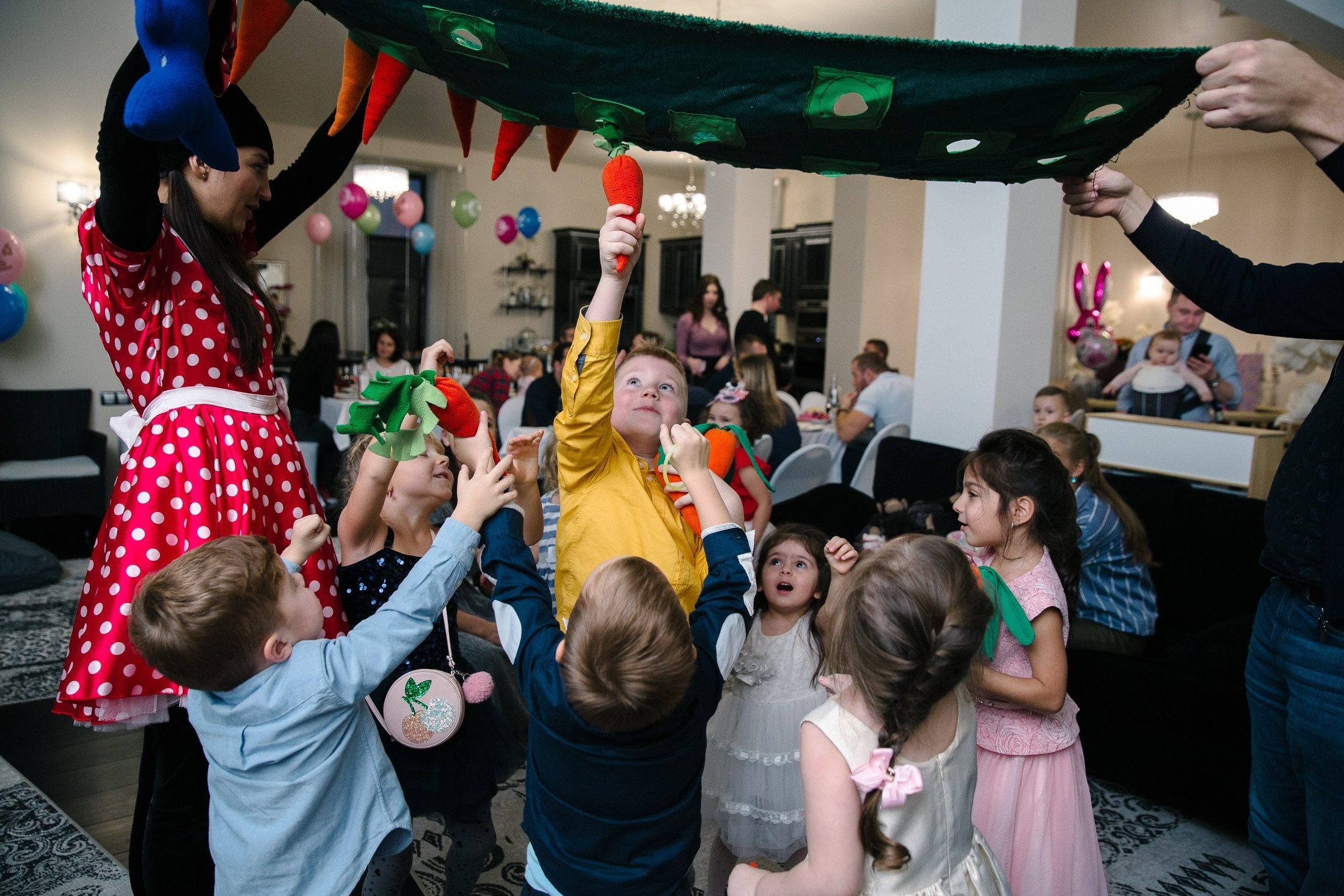 фотография детский день рождения ребенка дома аниматор микки маус игра с морковками