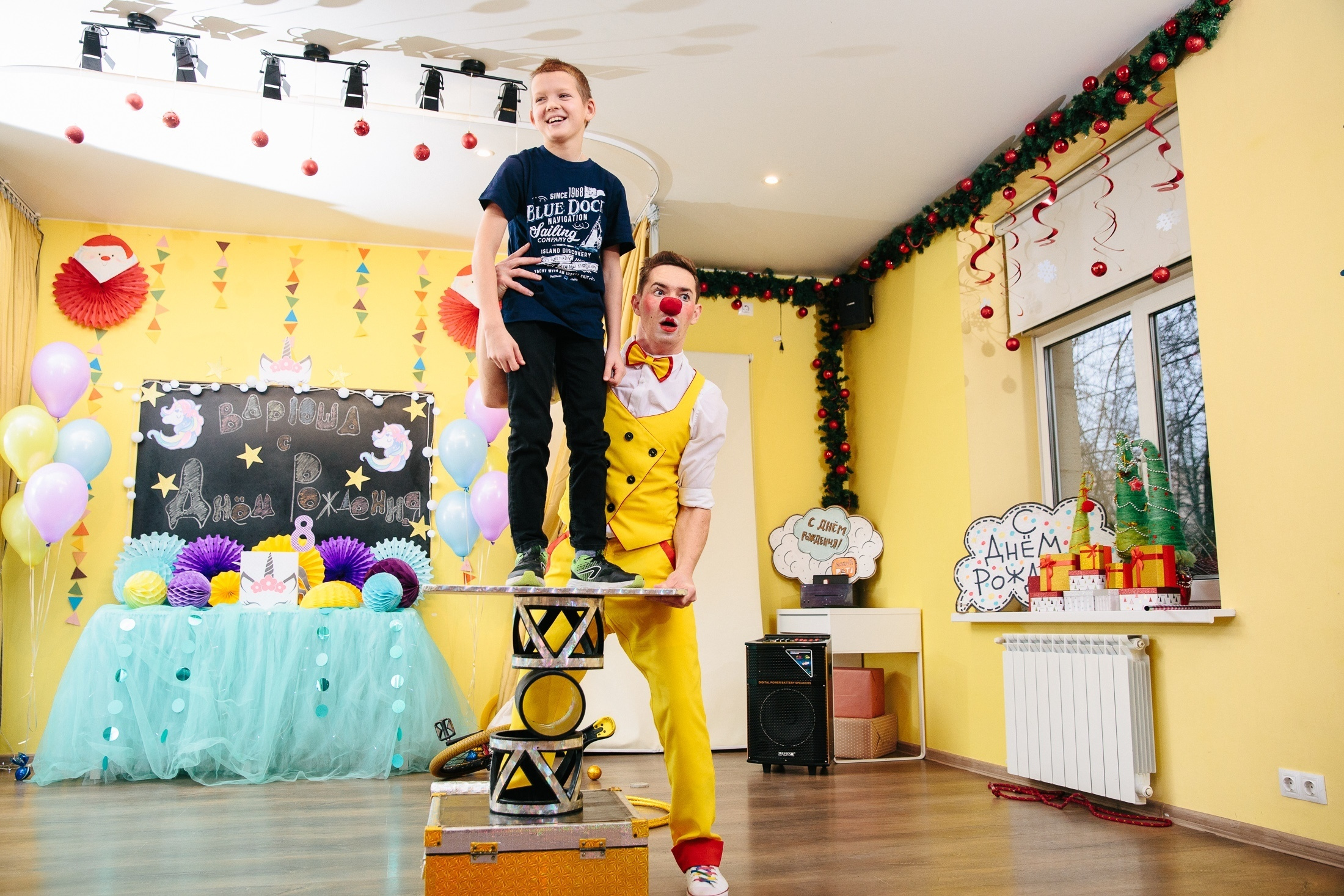 фотография детский день рождения ребенка детский клуб аниматор клоун эквилибр на цилиндрах