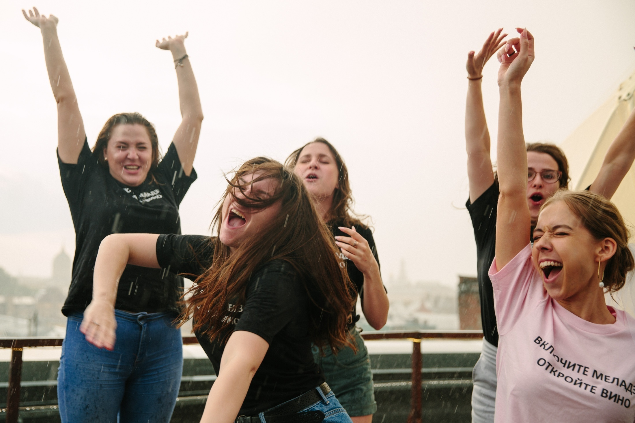 Фотография Девичник на крыше Петербург  групповой снимок с подружками невесты под дождем