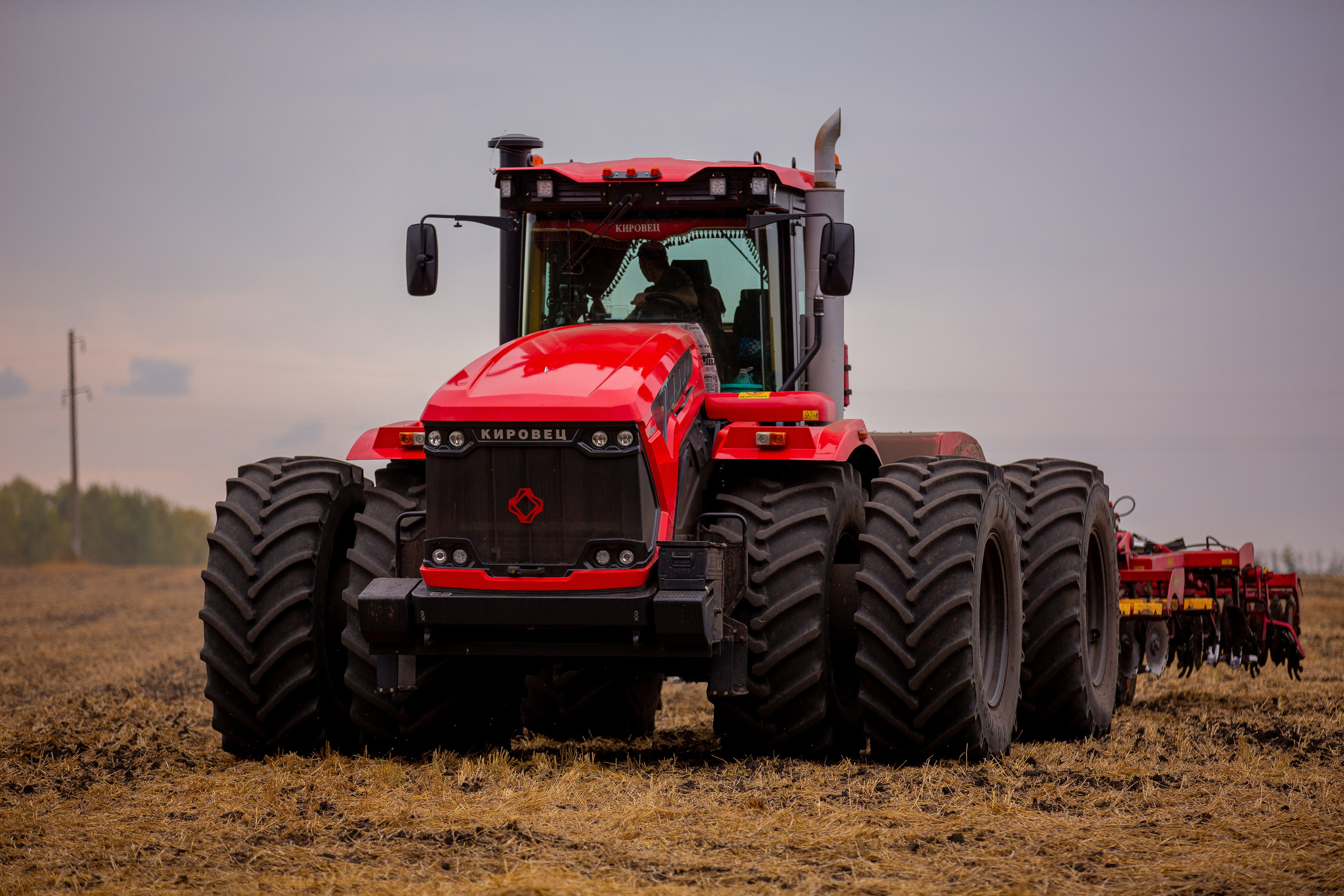 Трактор Кировец на пашне