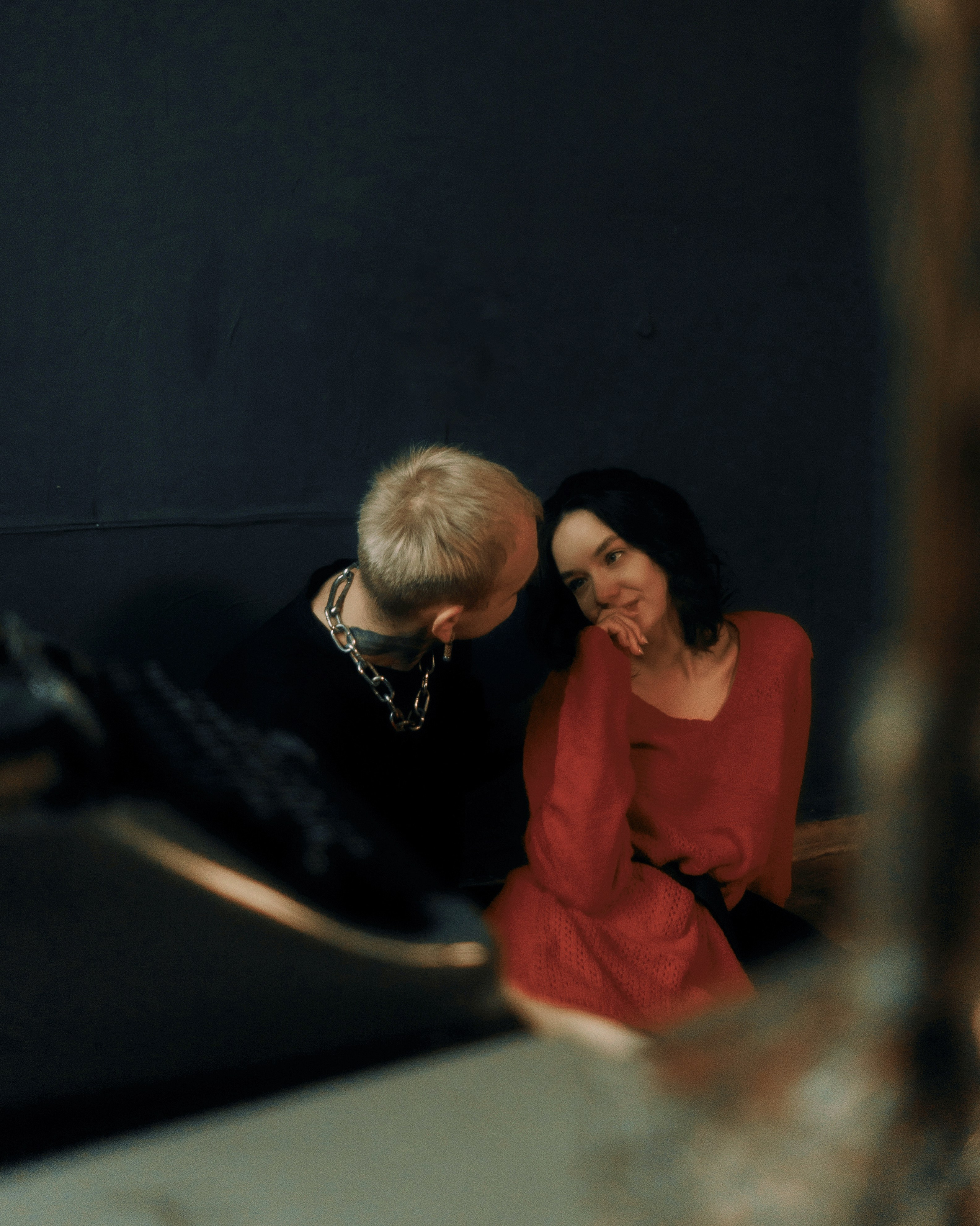 Авторская лав стори в Петербурге — кадр через стекло, мягкий фокус, киношная стилистика, фотосессия для пары