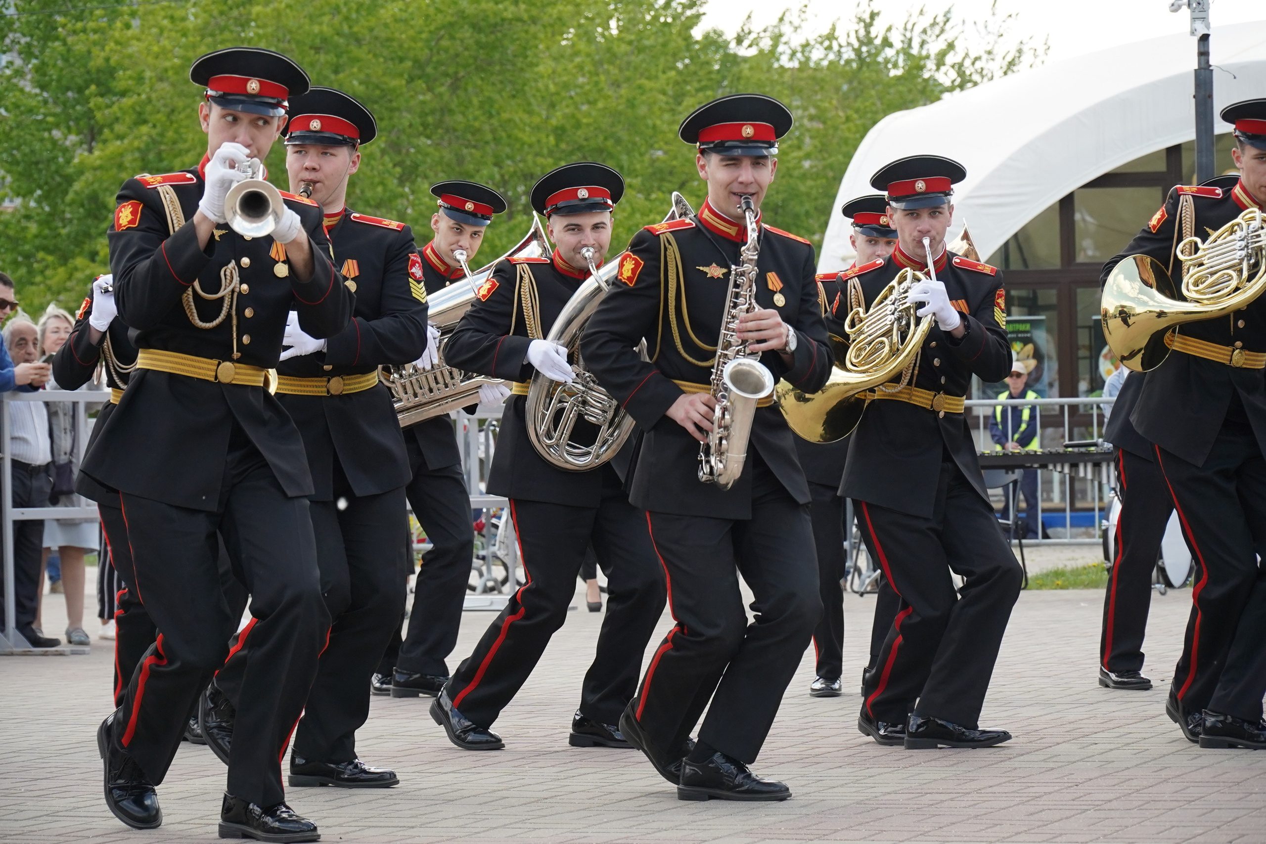 ВЫСТУПЛЕНИЕ ВОЕННОГО ОРКЕСТРА. Фотограф Наталья Погодина в г. Обнинске