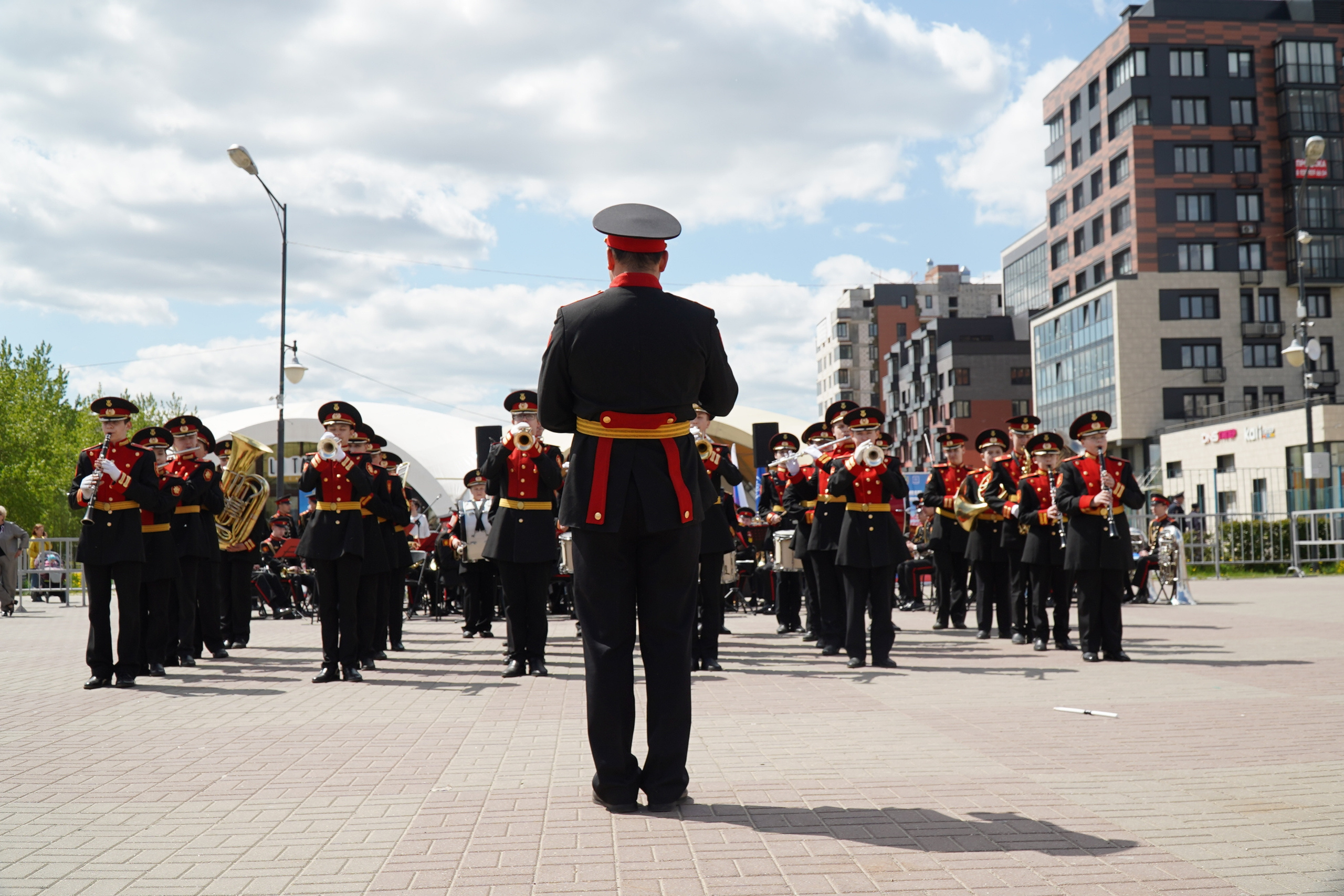 ВЫСТУПЛЕНИЕ ВОЕННОГО ОРКЕСТРА. Фотограф Наталья Погодина в г. Обнинске