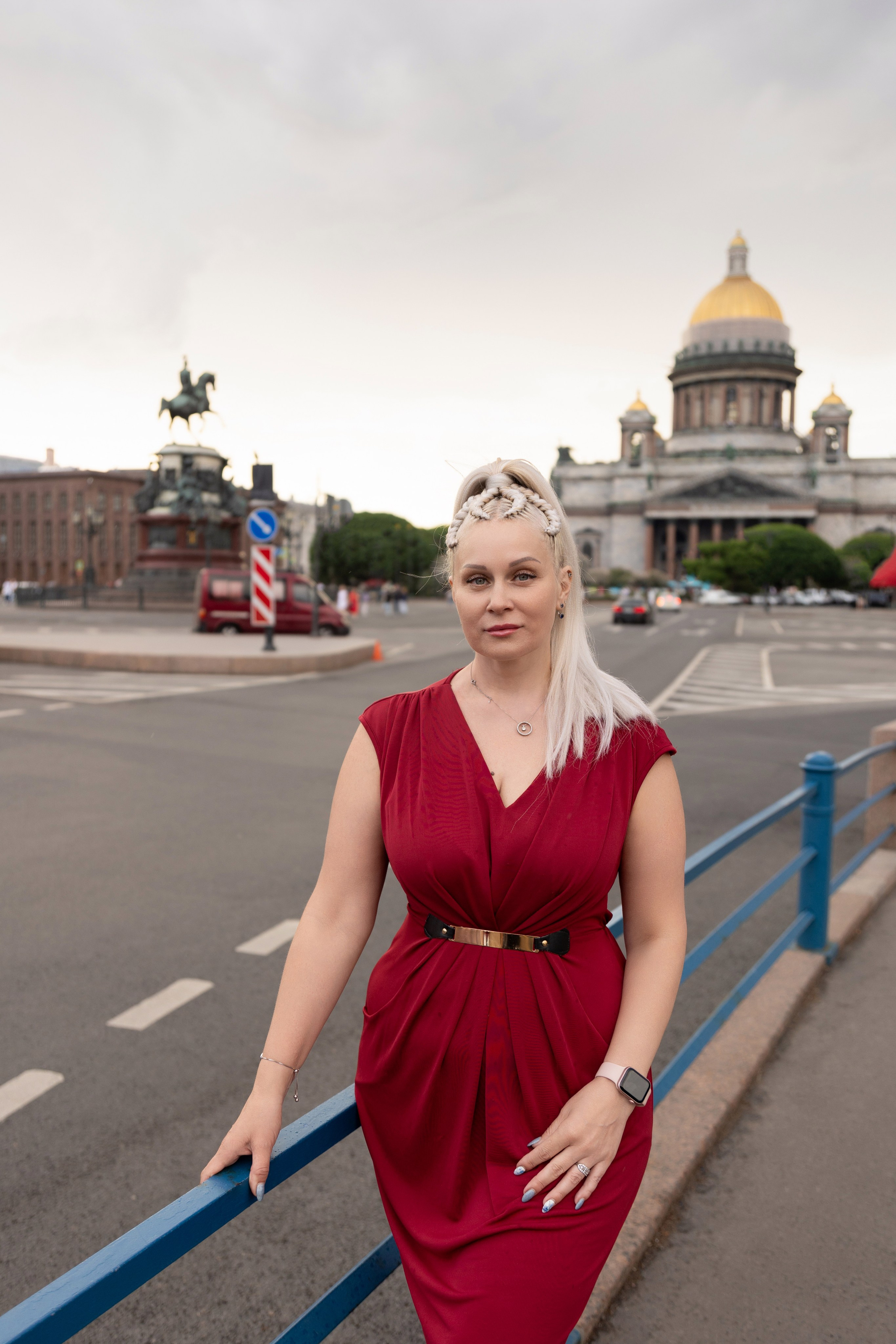 Фотопрогулка в центре с букетом красных роз. Семейный и свадебный фотограф в Санкт-Петербурге Татьяна Швыкова