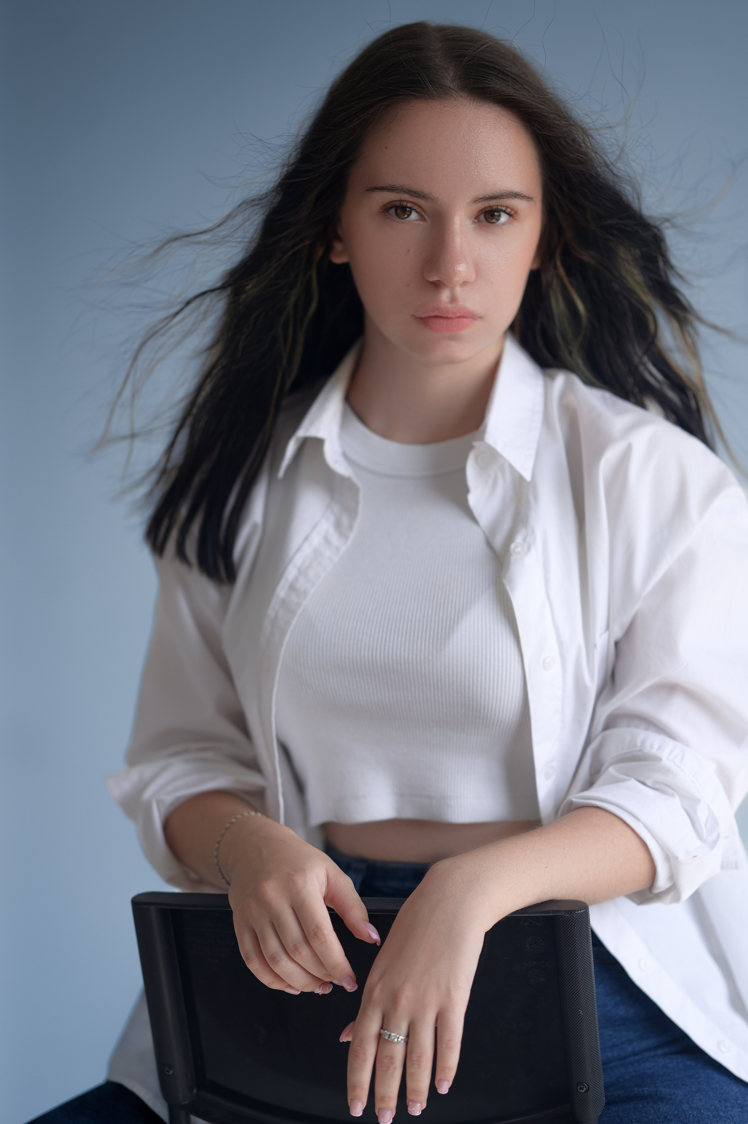 Портрет на циклораме в Rassvet: девушка в рубашке и джинсах. Естественное освещение, лучи света, минималистичная эстетика. Волгодонск.