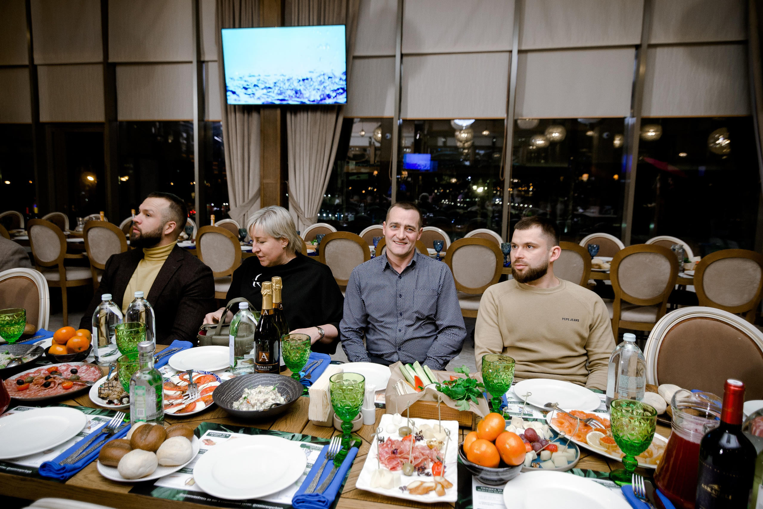 компания отдыхает в ресторане