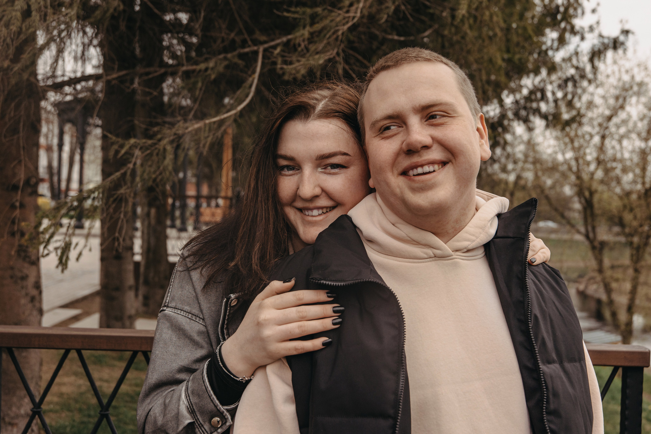 Свадебная лав-стори на Бульварной улице в Рыбинске – прогулка влюблённой пары