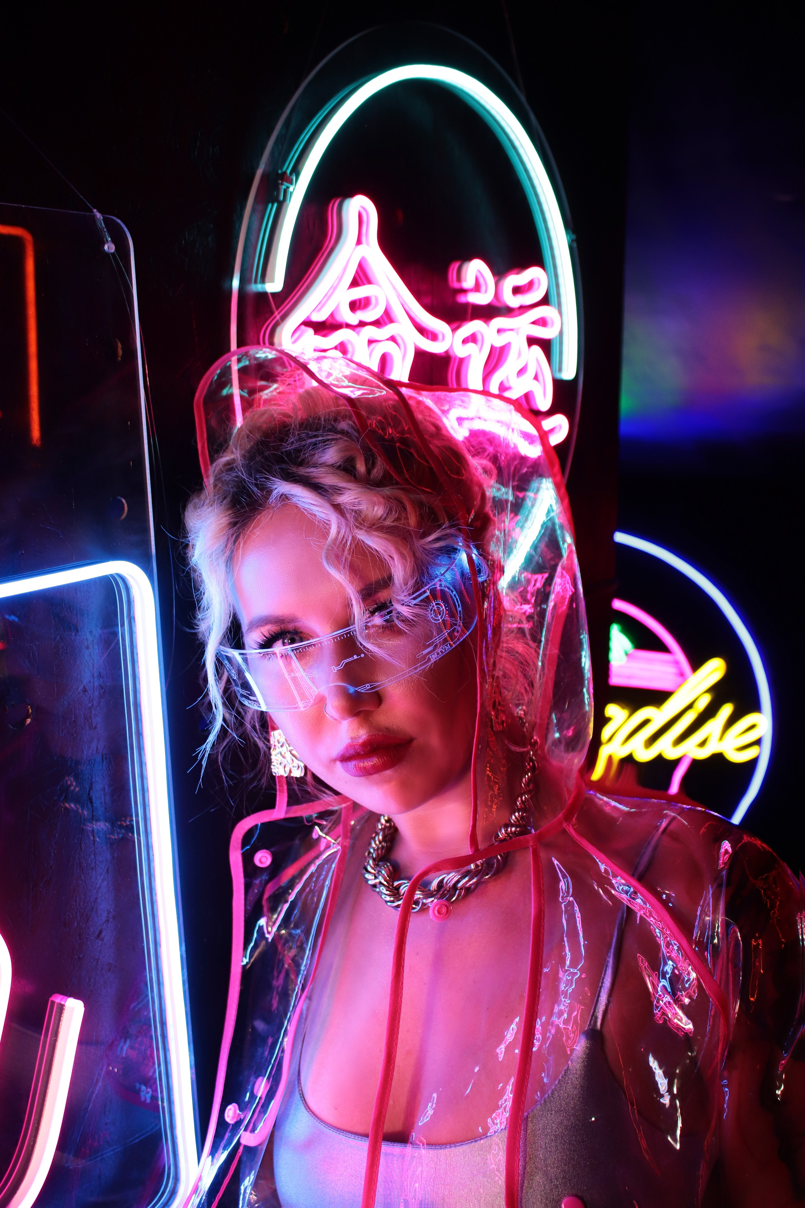 В неоновом свете. Фотограф Химки Анна Татарских