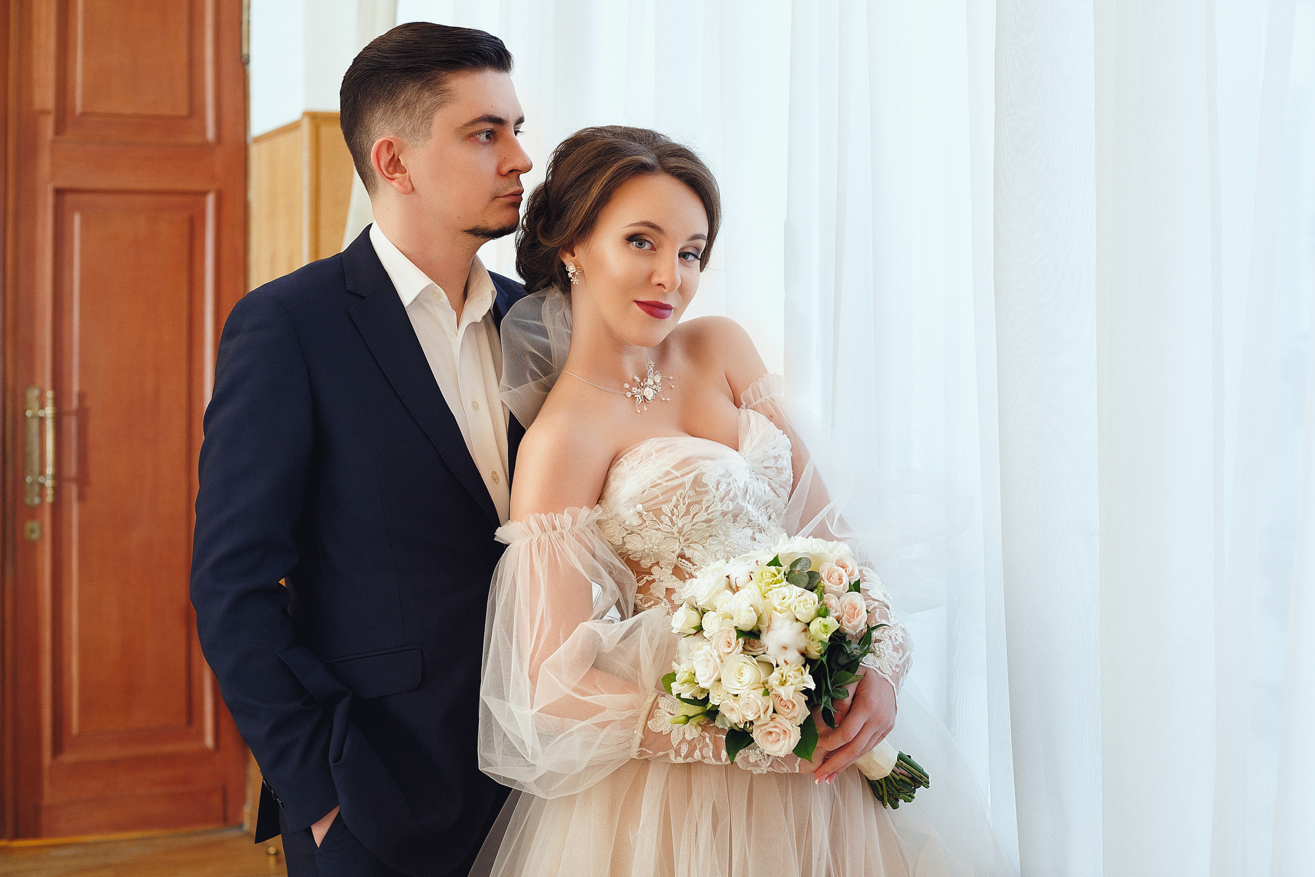 Фотограф в ЗАГС в Москве снимает жениха и невесту