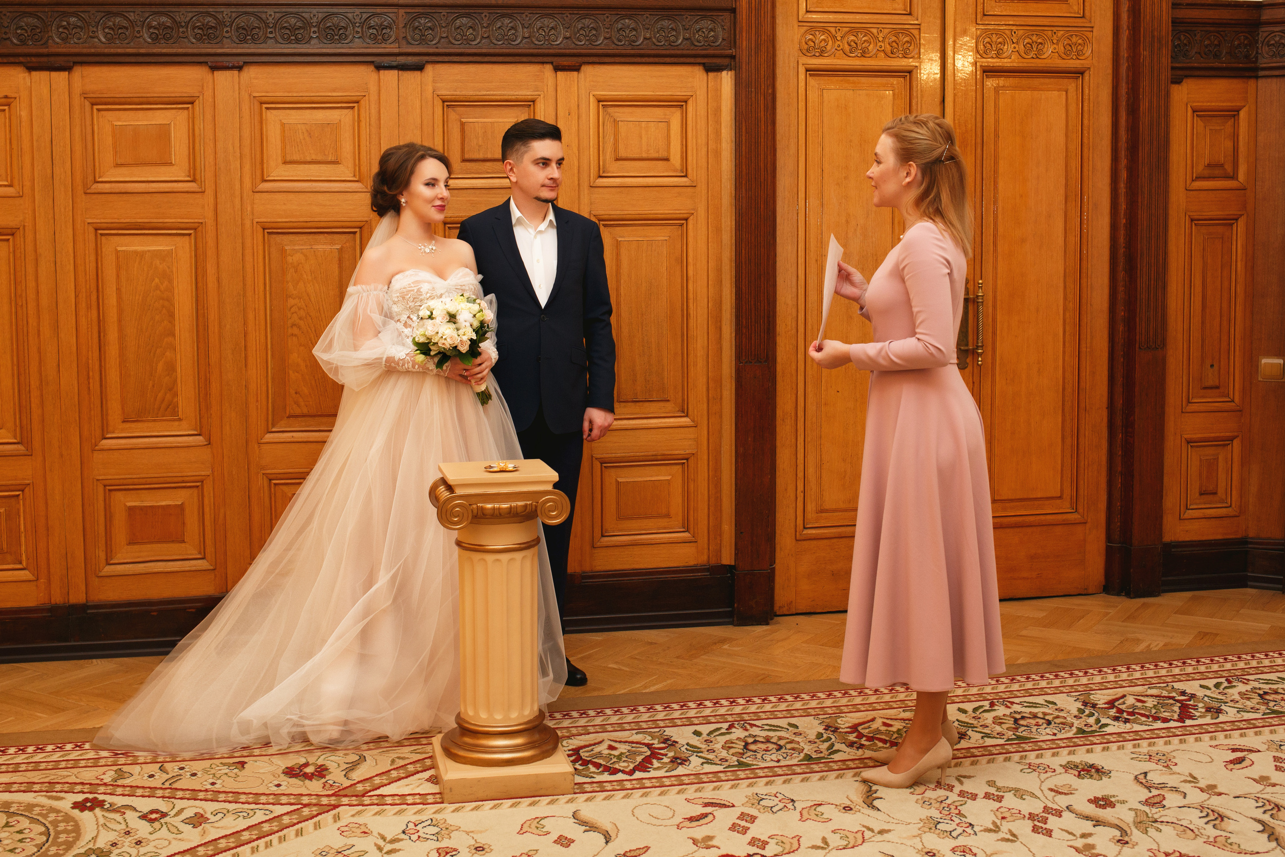 Жених и невеста получают свидетельство о браке 