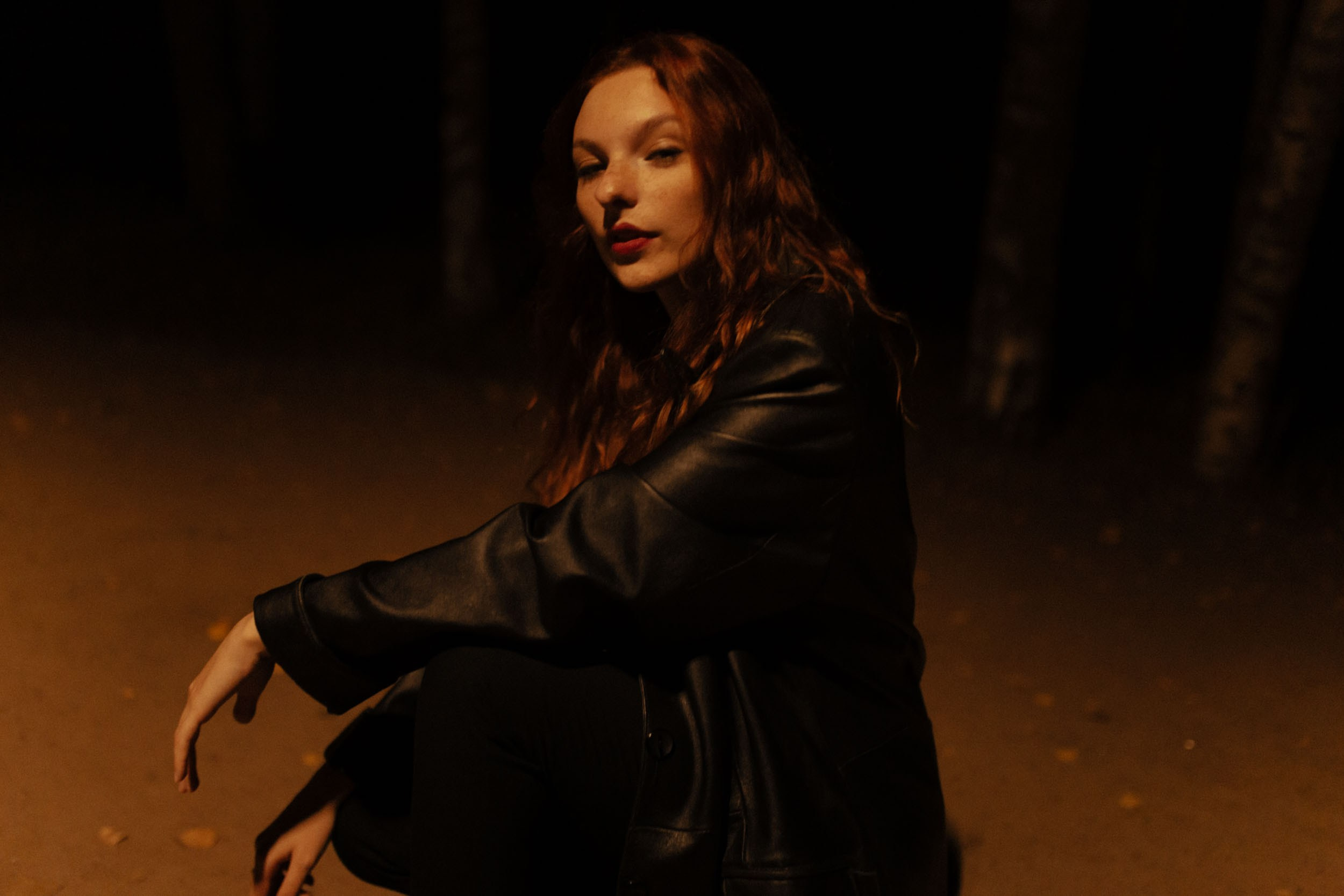 Темный женский силуэт на фоне дыма