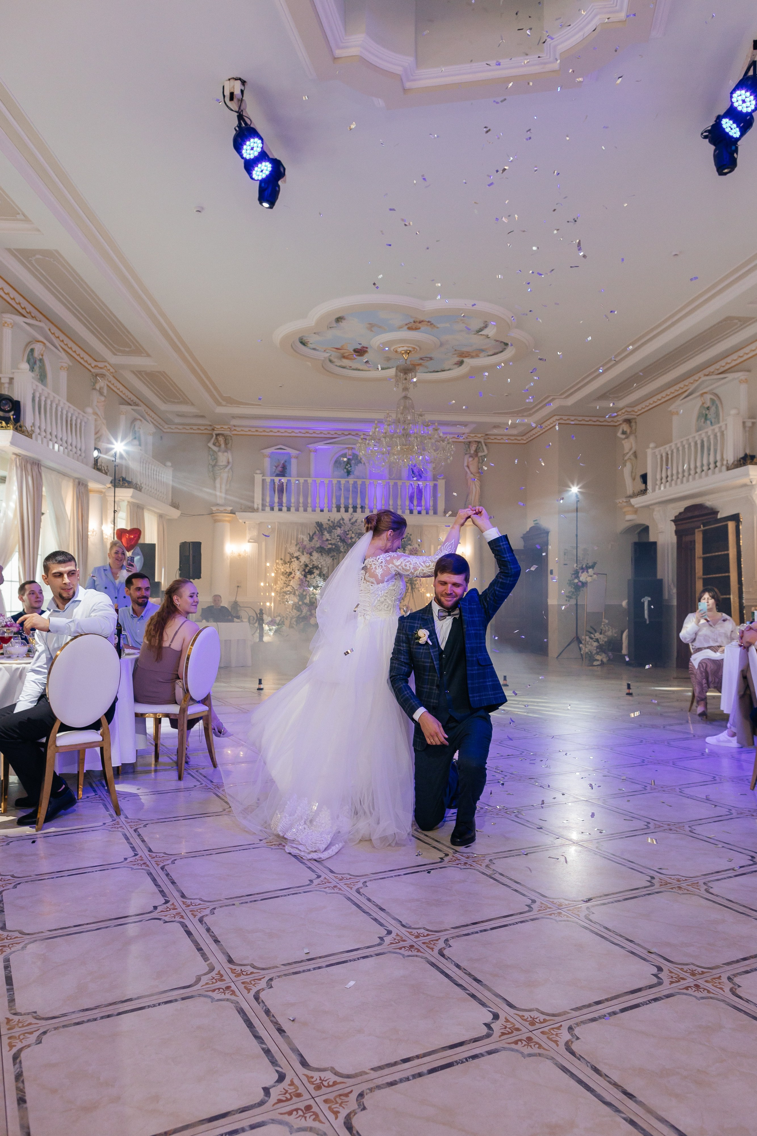 Трогательная выездная церемония в уютном ресторане. Олег Сверчков | Свадебный фотограф Вологда