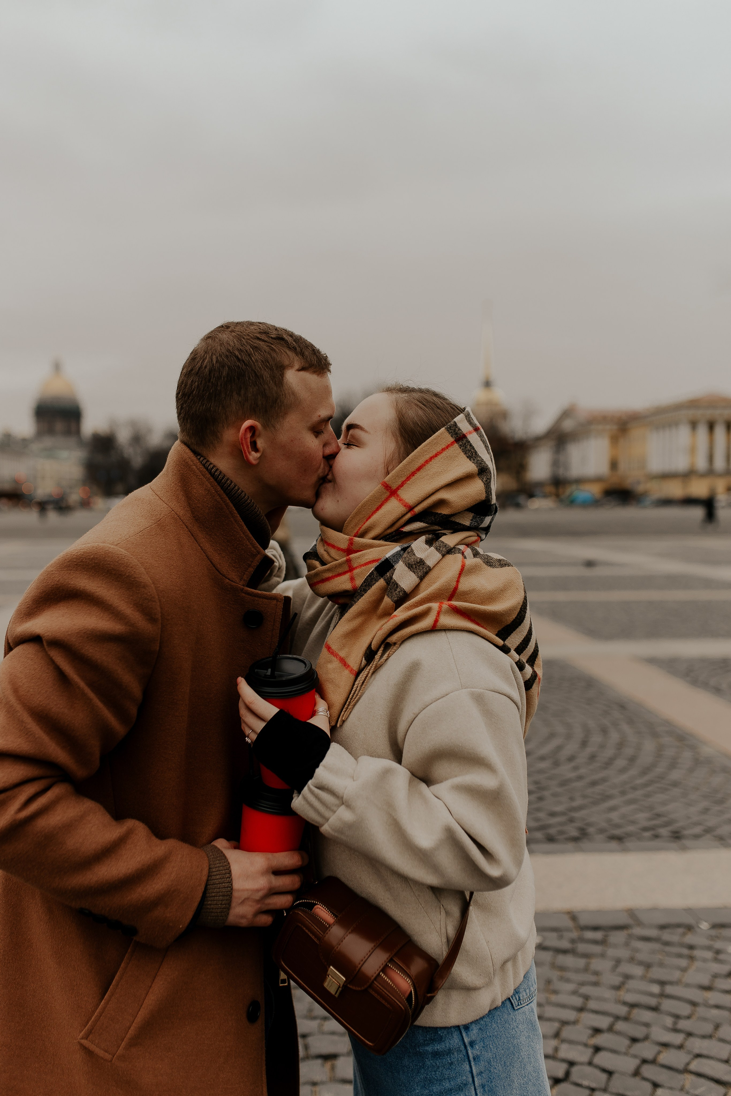 Пара гуляет по Петербургу. Фотограф в Санкт-Петербурге Лиза Семченкова