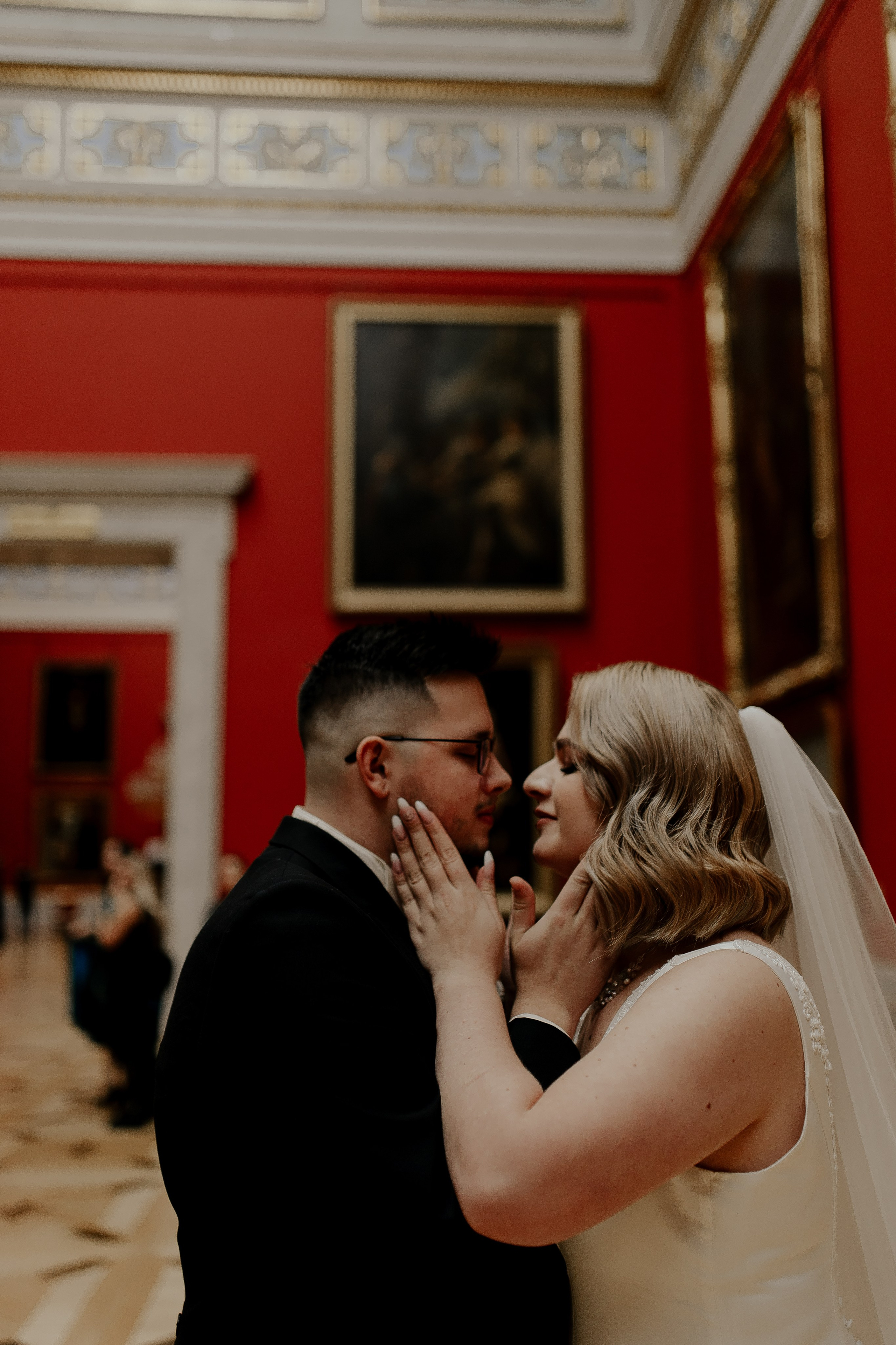 Свадебные фотографии из Эрмитажа. Фотограф в Санкт-Петербурге Лиза Семченкова