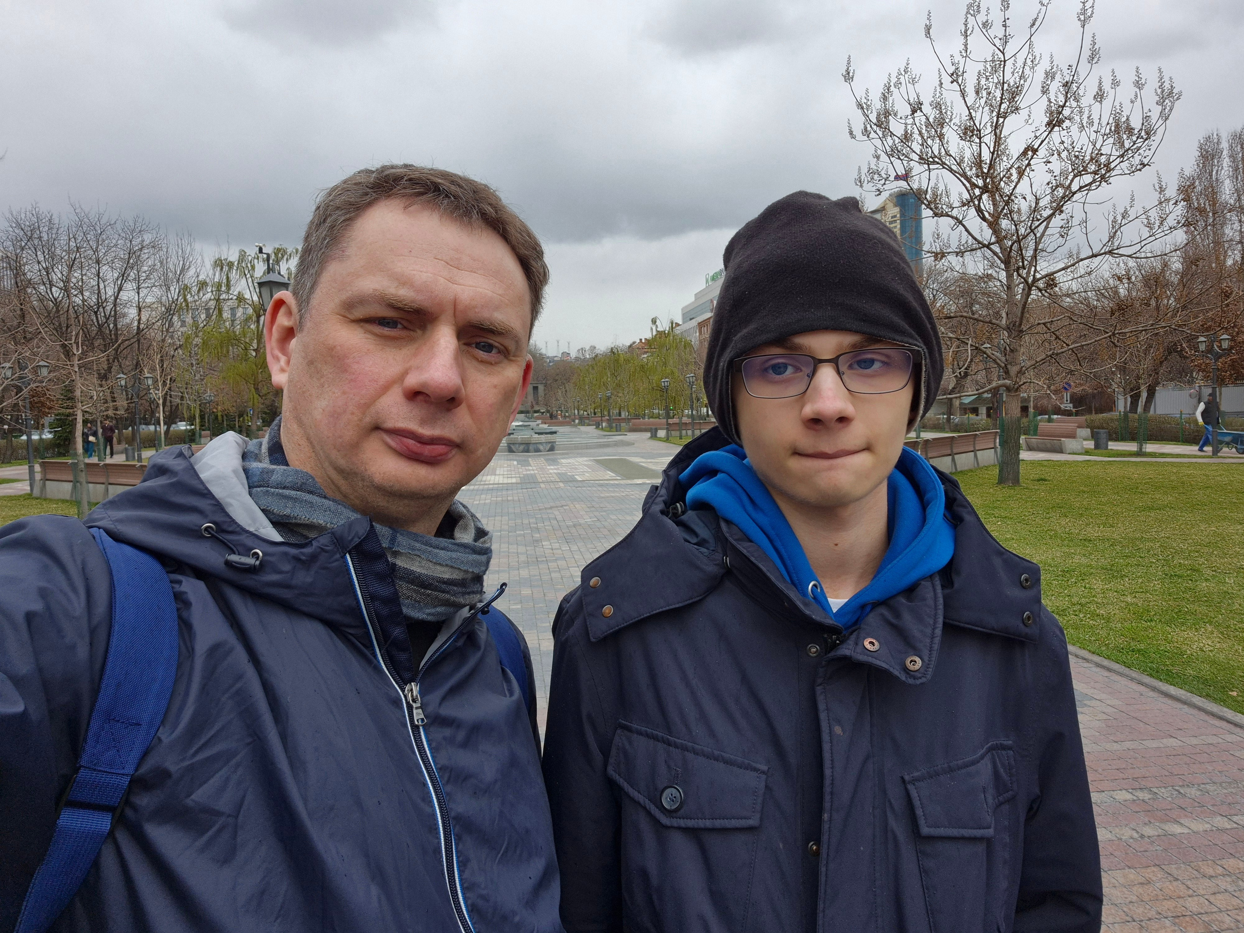 На улице пасмурно, но настроение - отличное. Прилетели ночным рейсом, чуть поспали и гуляем по центру Еревана