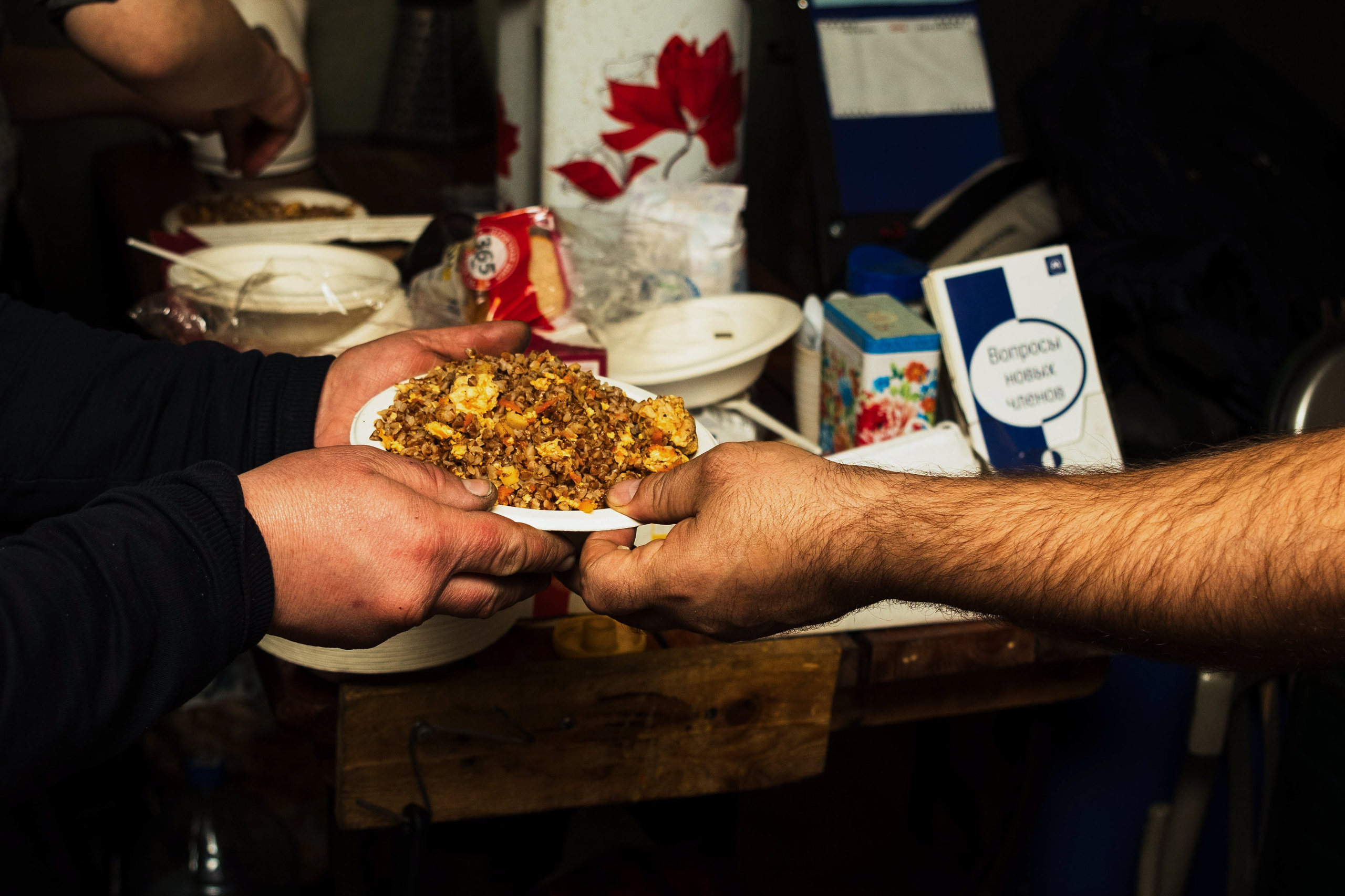 Репортажная съемка. «Ночлежка». Пункт обогрева; Неравнодуш. Репортажный фотограф в СПб