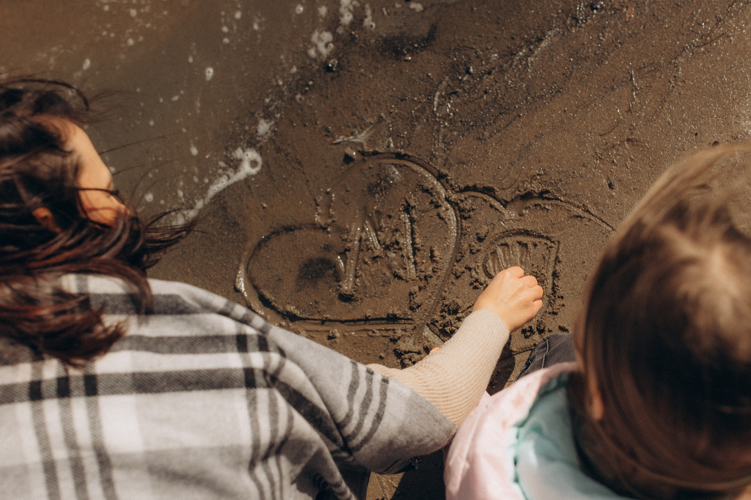 Аня с Ясей и Соней на Обском, осень. Семейный фотограф lifestyle в Новосибирске Елена Шпилевая