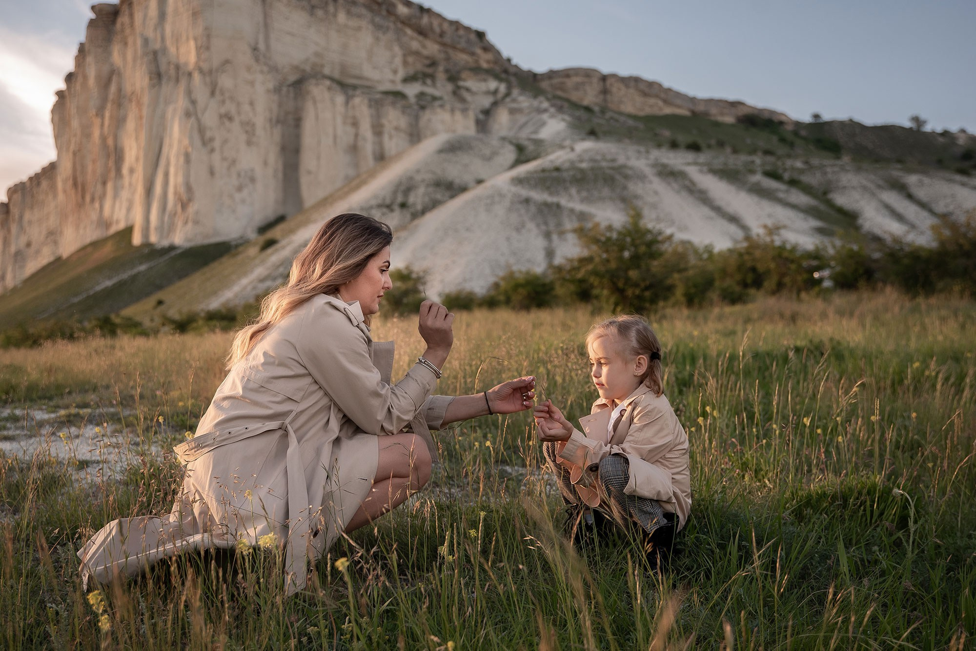 белая скала крым, фотосессия у белой скалы, семейная фотосессия в крыму, семейная фотосессия на природе в крыму, семейный фотограф в крыму ольга юзюк, лайфстайл фотосессия, семейная съемка на природе, фотосессия мама дочь