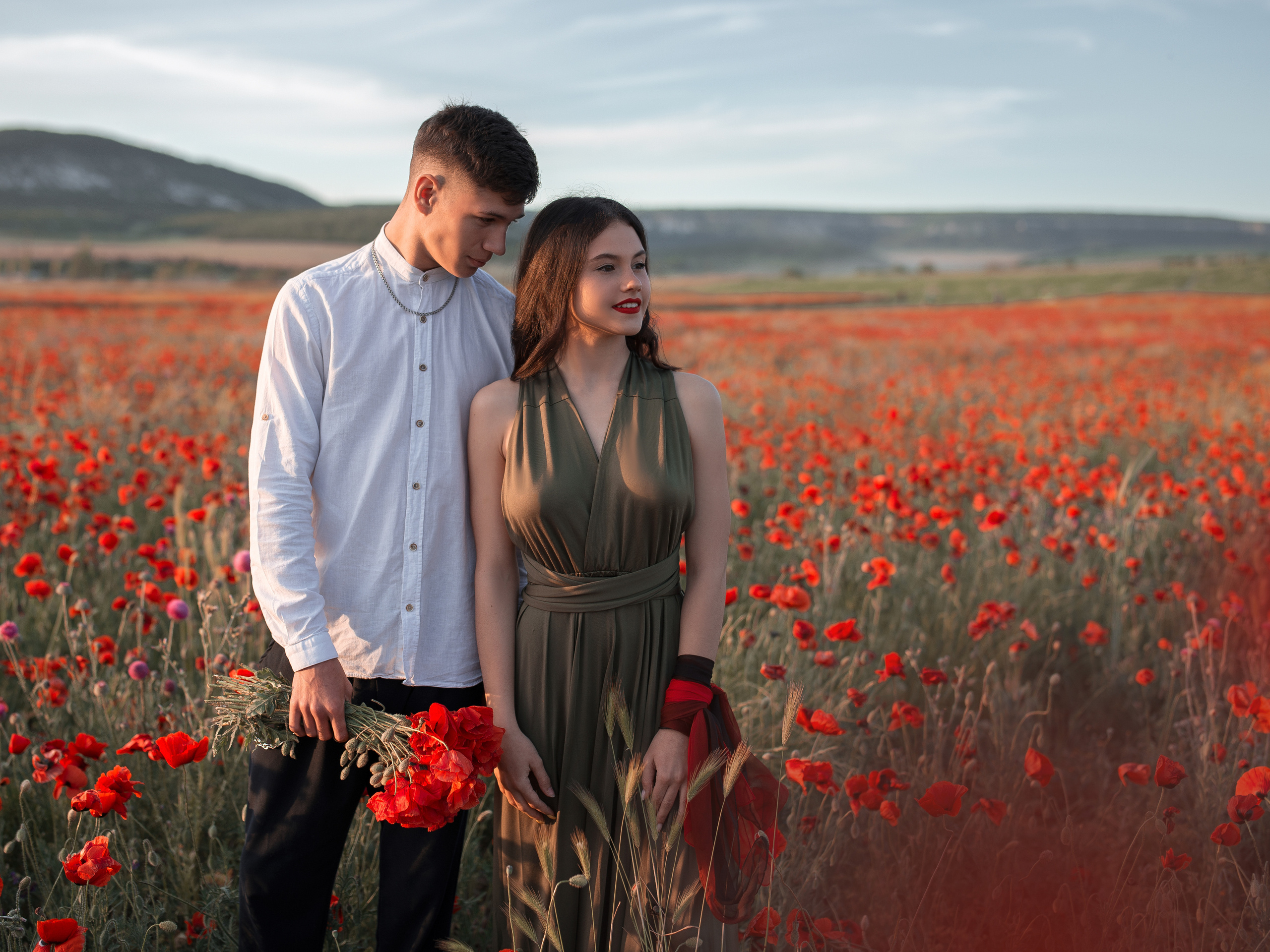 Фотосессия в маках. Запись с апреля 2022 на май-июнь. Свободные даты уточняйте по телефону