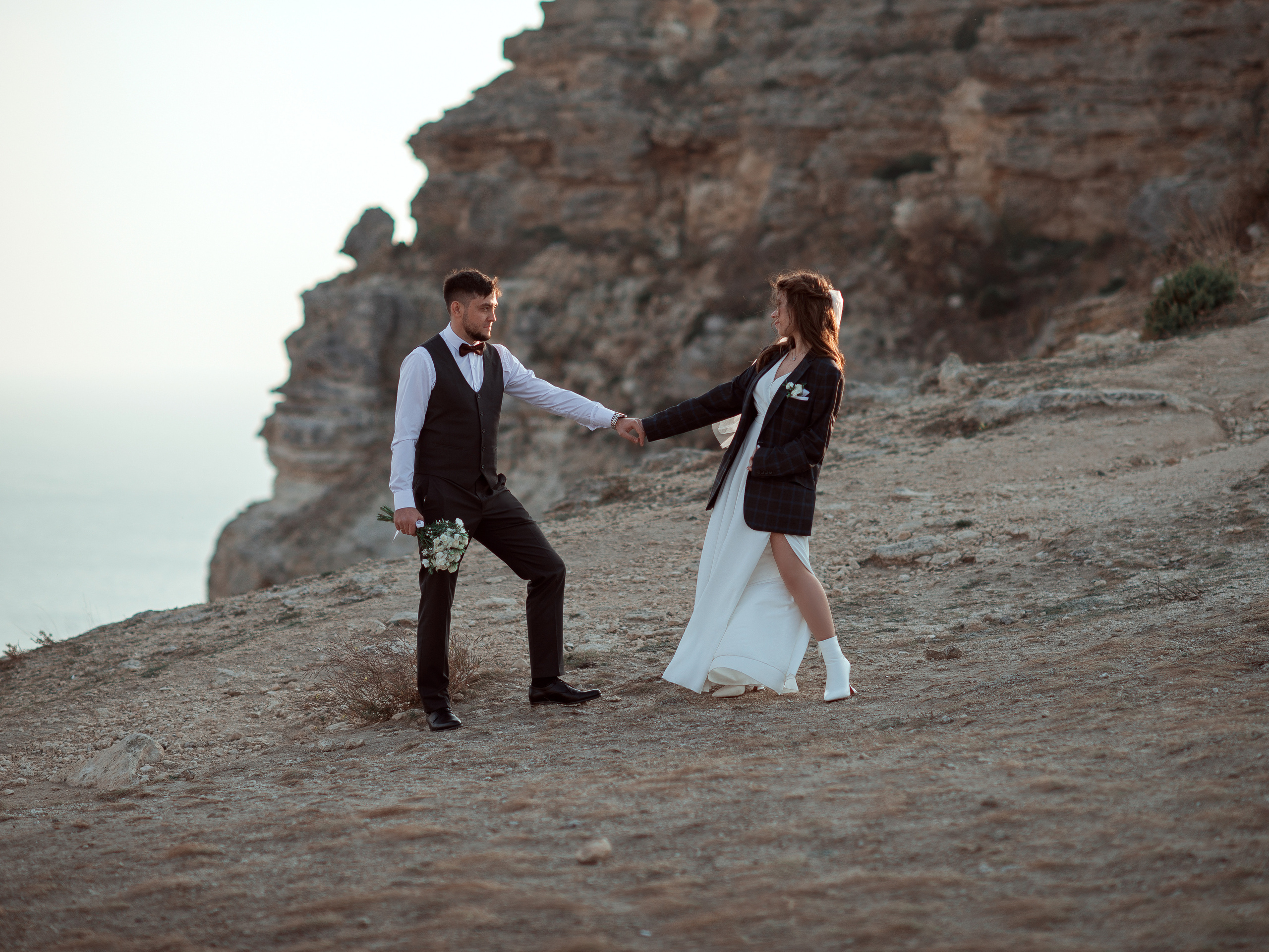 Фотограф на свадьбу в Севастополе: стильные, романтичные фотосессии на Фиоленте, у моря в Казачьей бухте, в Форосе, Балаклаве, у озера-сердца и в других живописных местах Крыма