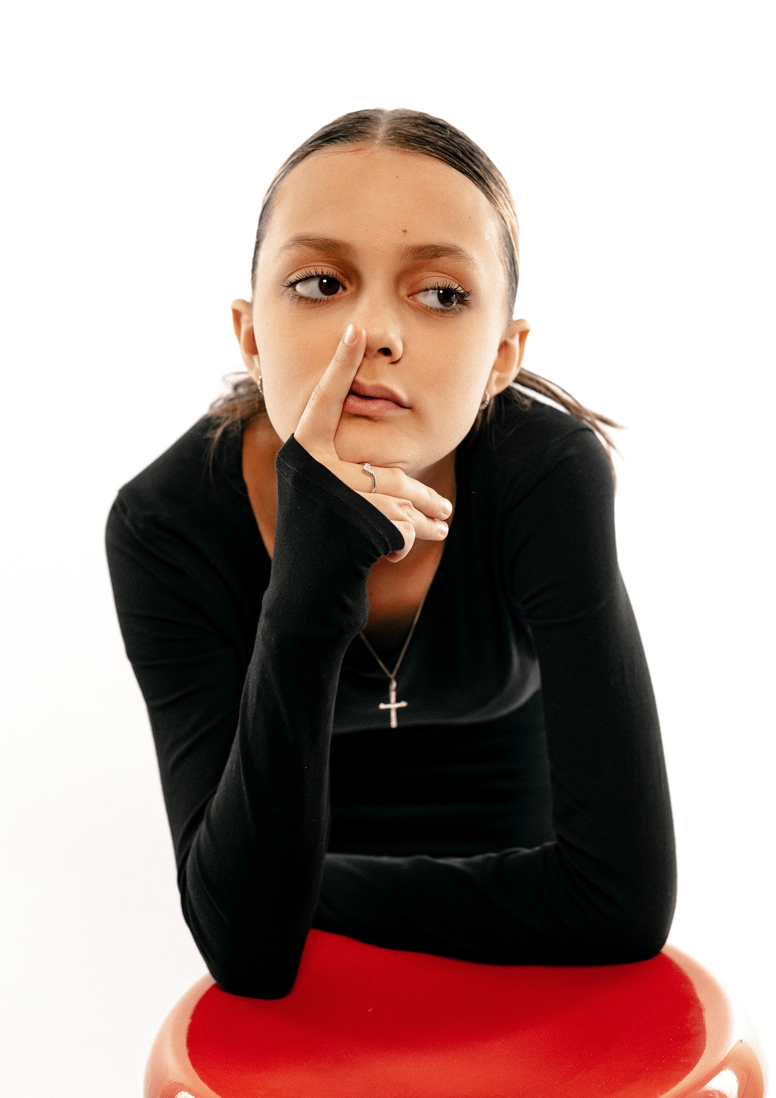 Белый фон. София. Фотограф Котова Валентина