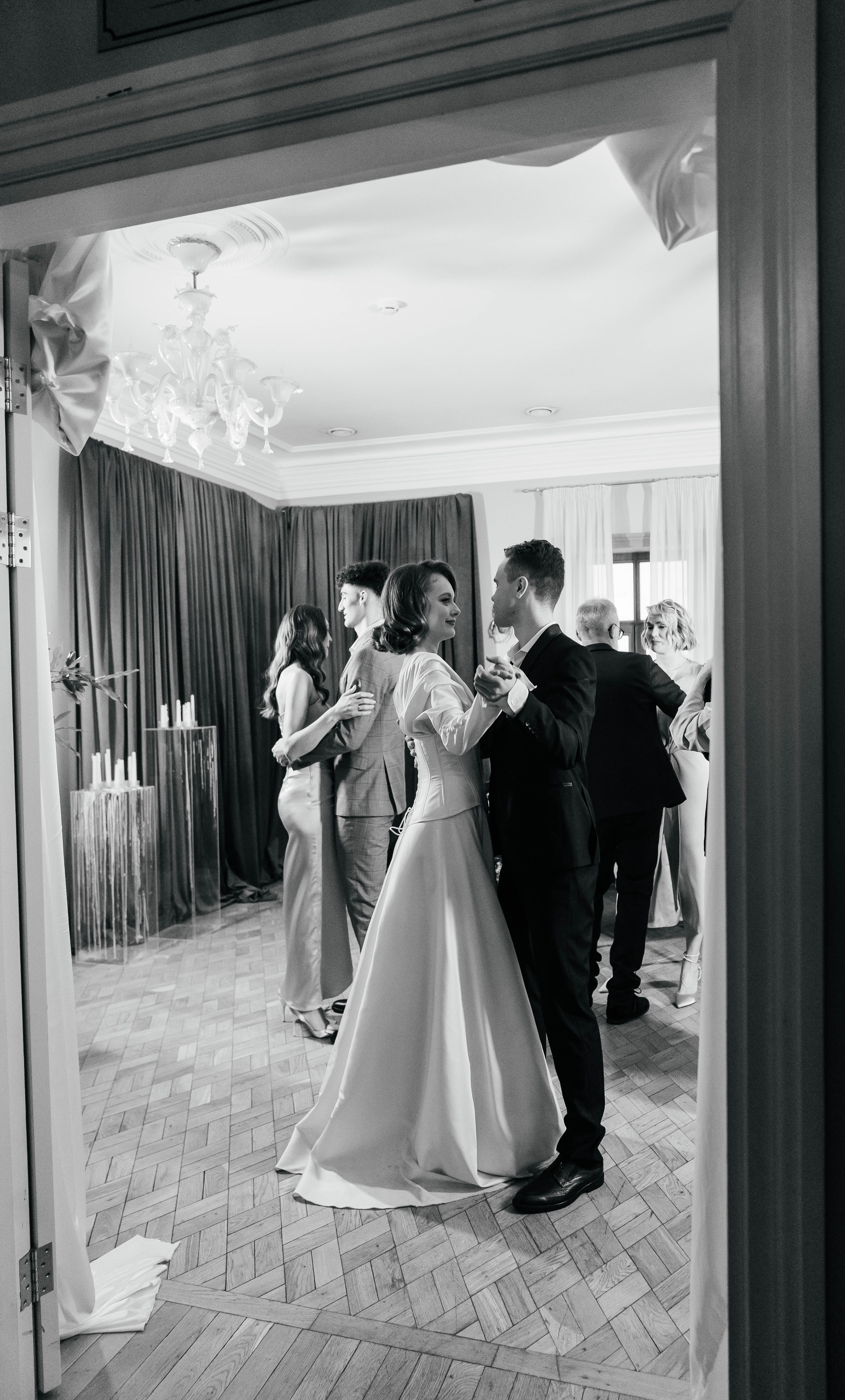 Молодожёны танцуют свой первый танец