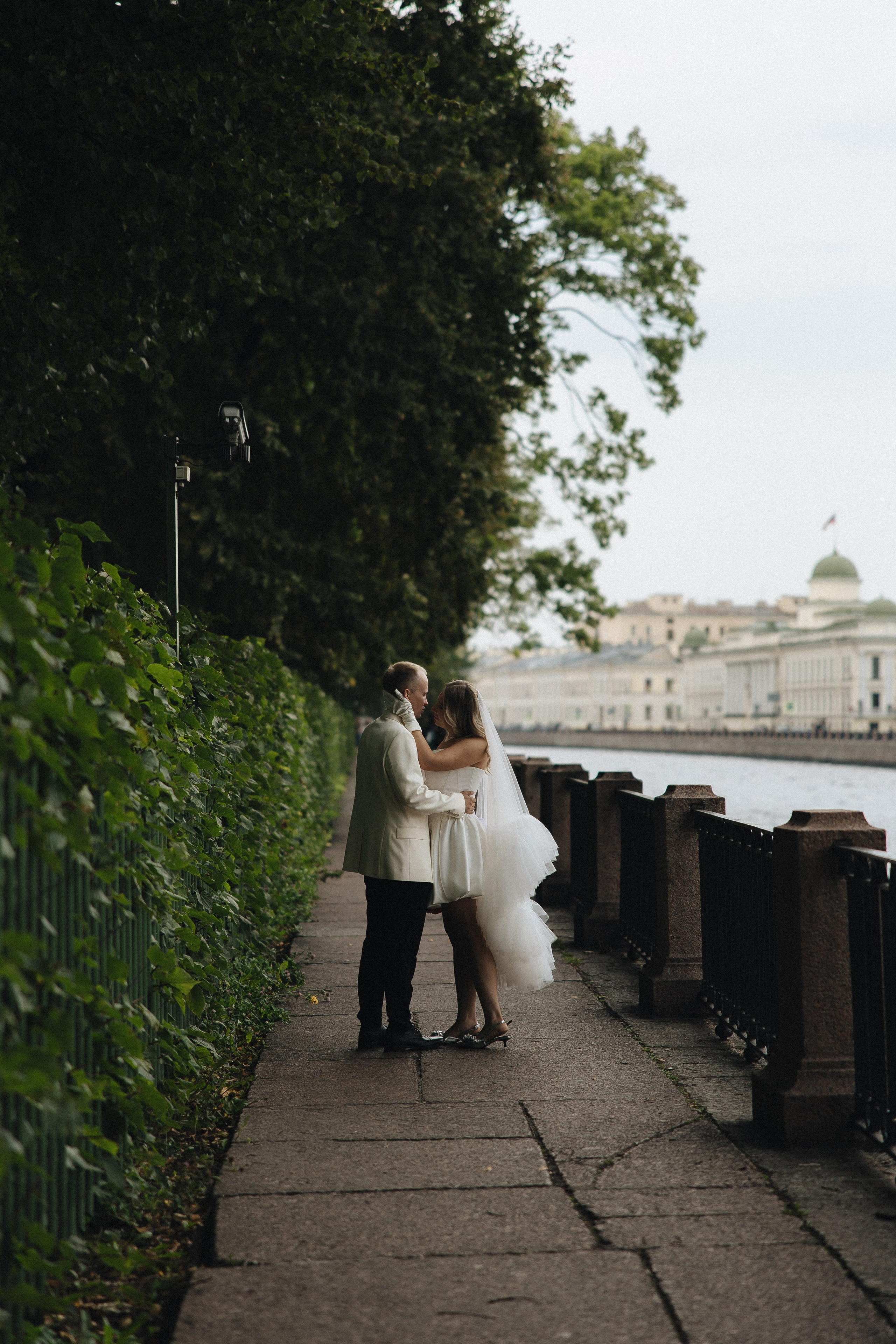 Когда я впервые увидел тебя, этот смех, ты мне напомнила по-моему сразу всех. Свадебный фотограф в Санкт-Петербурге Баженова Алина