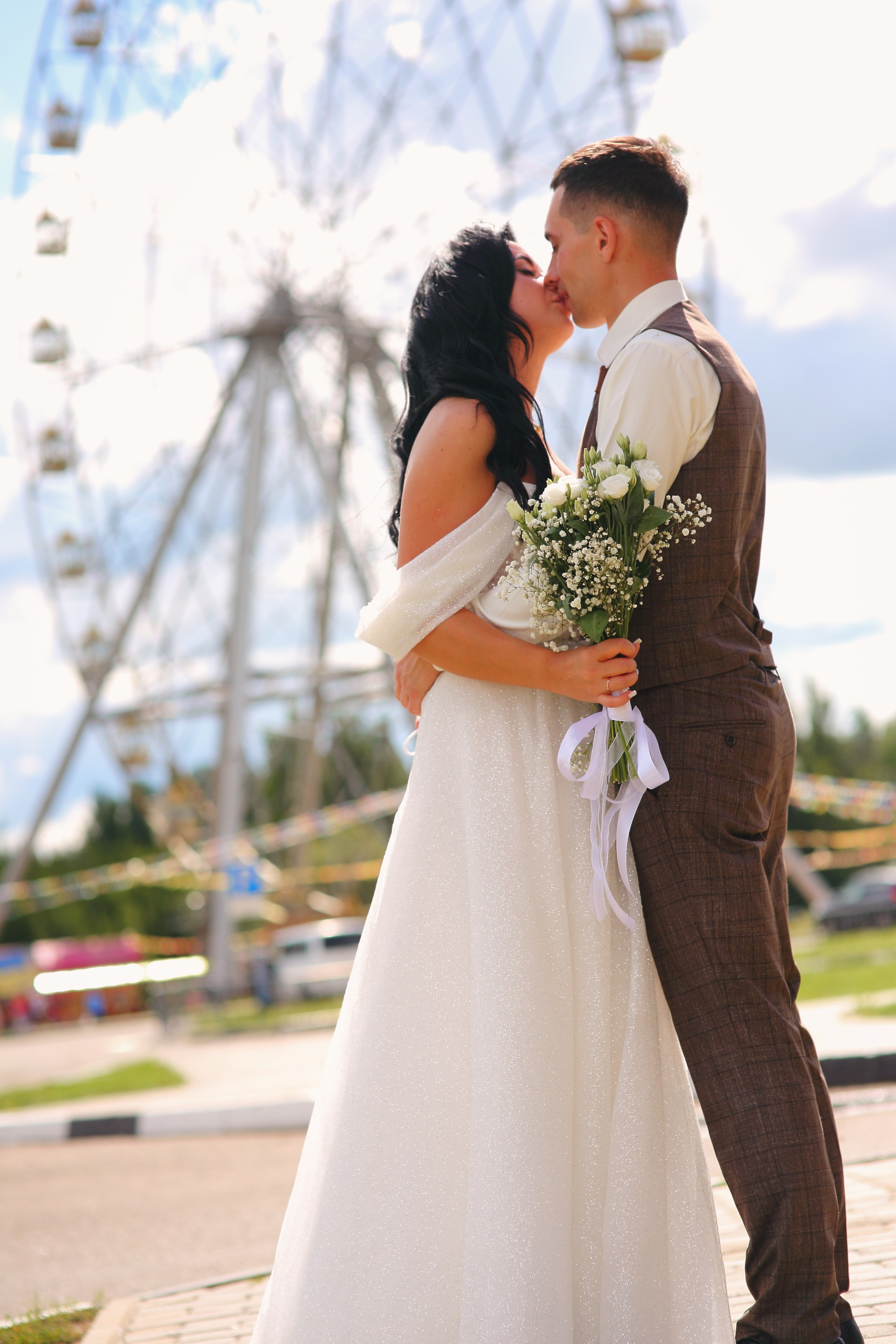 Съемка пары Марии и Ильи, гуляющих по городу. Свадебный и репортажный фотограф в Ярославле и Санкт-Петербурге Роман Микрюков