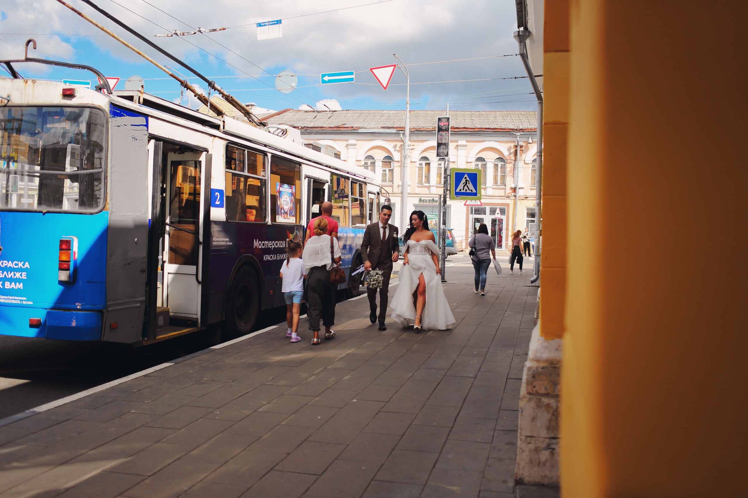 Съемка пары Марии и Ильи, гуляющих по городу. Свадебный и репортажный фотограф в Ярославле и Санкт-Петербурге Роман Микрюков