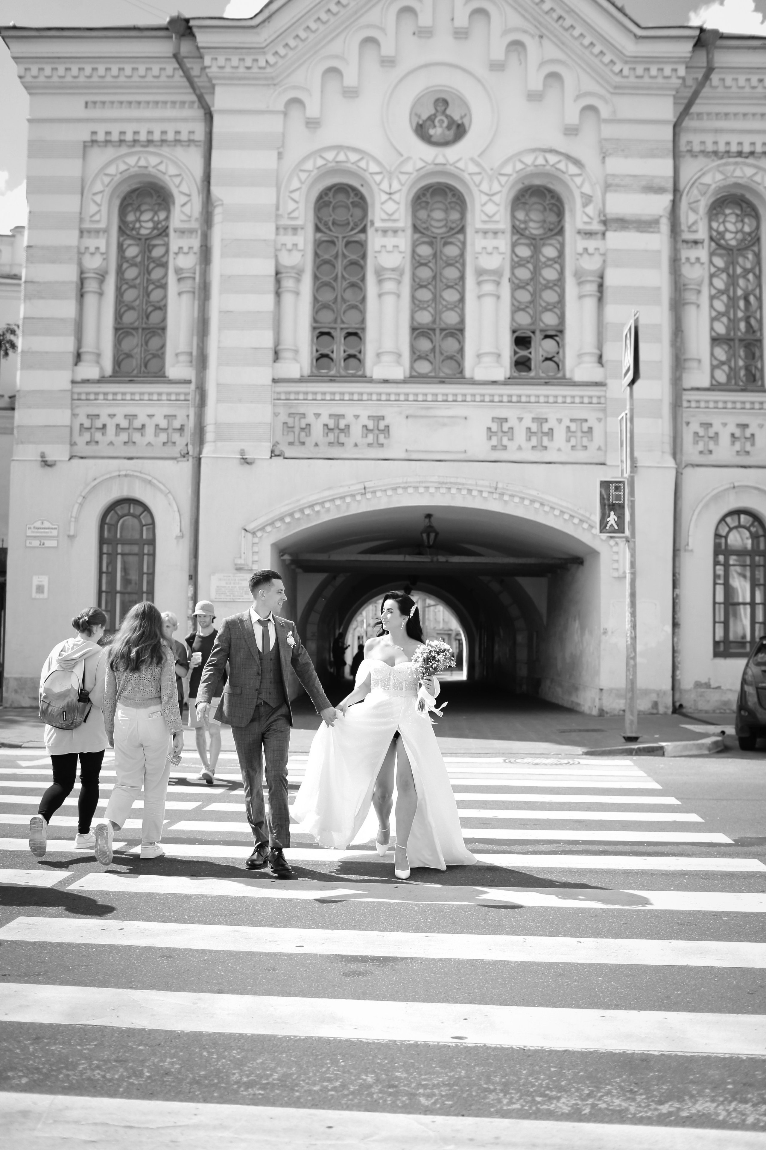 Съемка пары Марии и Ильи, гуляющих по городу. Свадебный и репортажный фотограф в Ярославле и Санкт-Петербурге Роман Микрюков