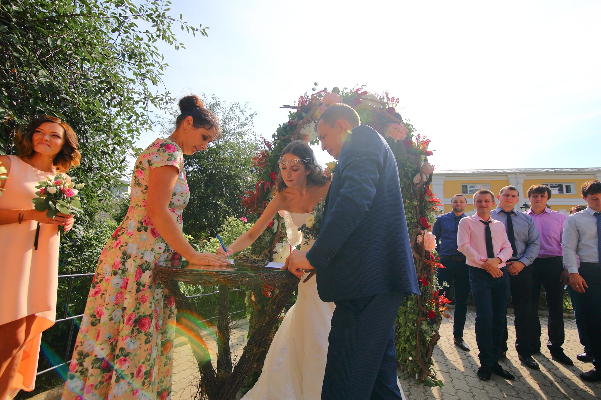 Выездная регистрация в красивом месте в Ярославле. Свадебный и репортажный фотограф в Ярославле и Санкт-Петербурге Роман Микрюков