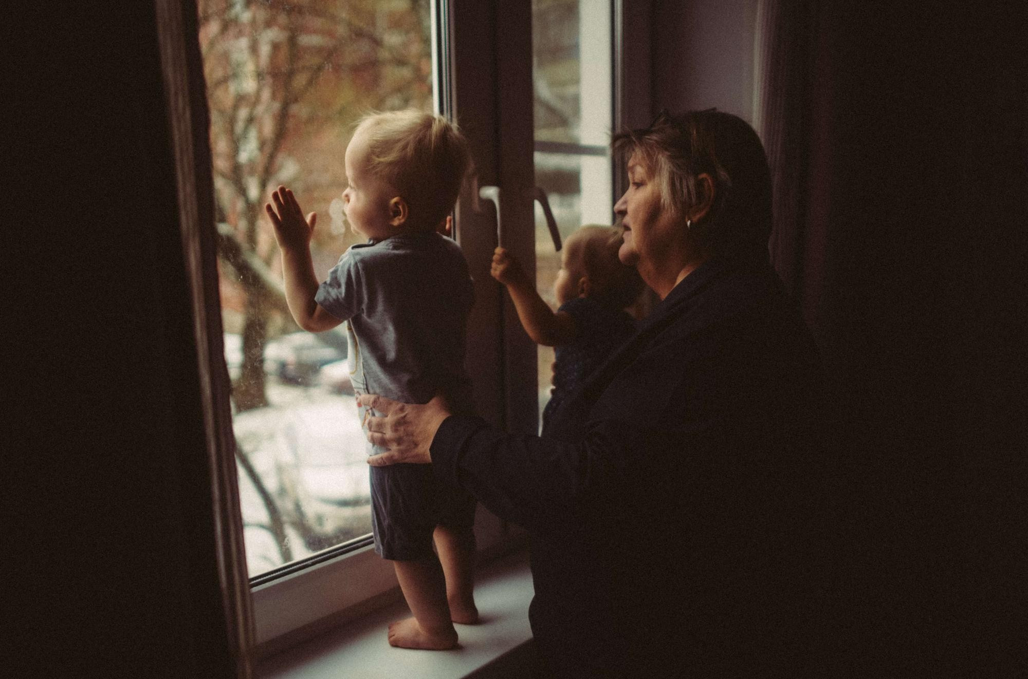 Двойняшки Леня и Ася с бабушкой. Семейный и свадебный фотограф в Санкт-Петербурге Яна