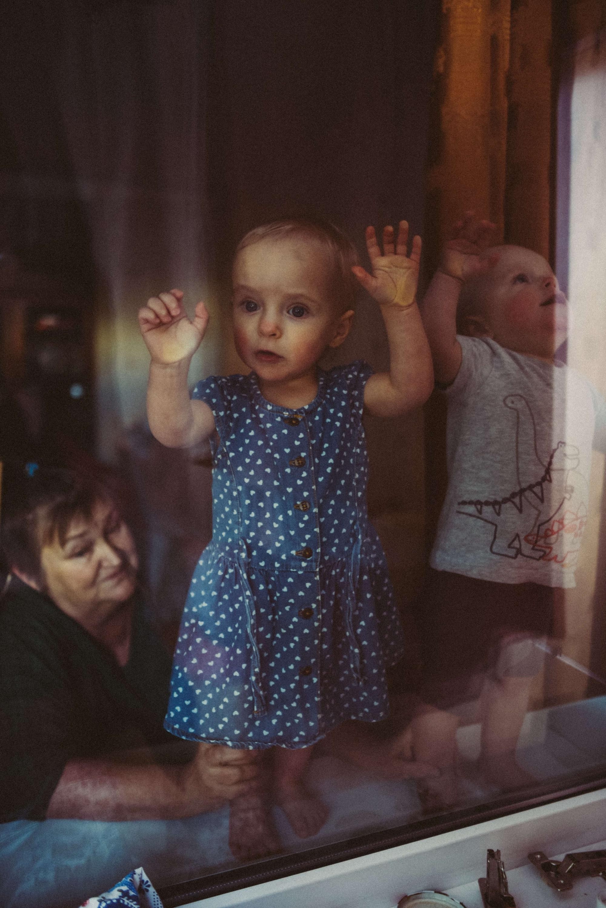 Двойняшки Леня и Ася с бабушкой. Семейный и свадебный фотограф в Санкт-Петербурге Яна