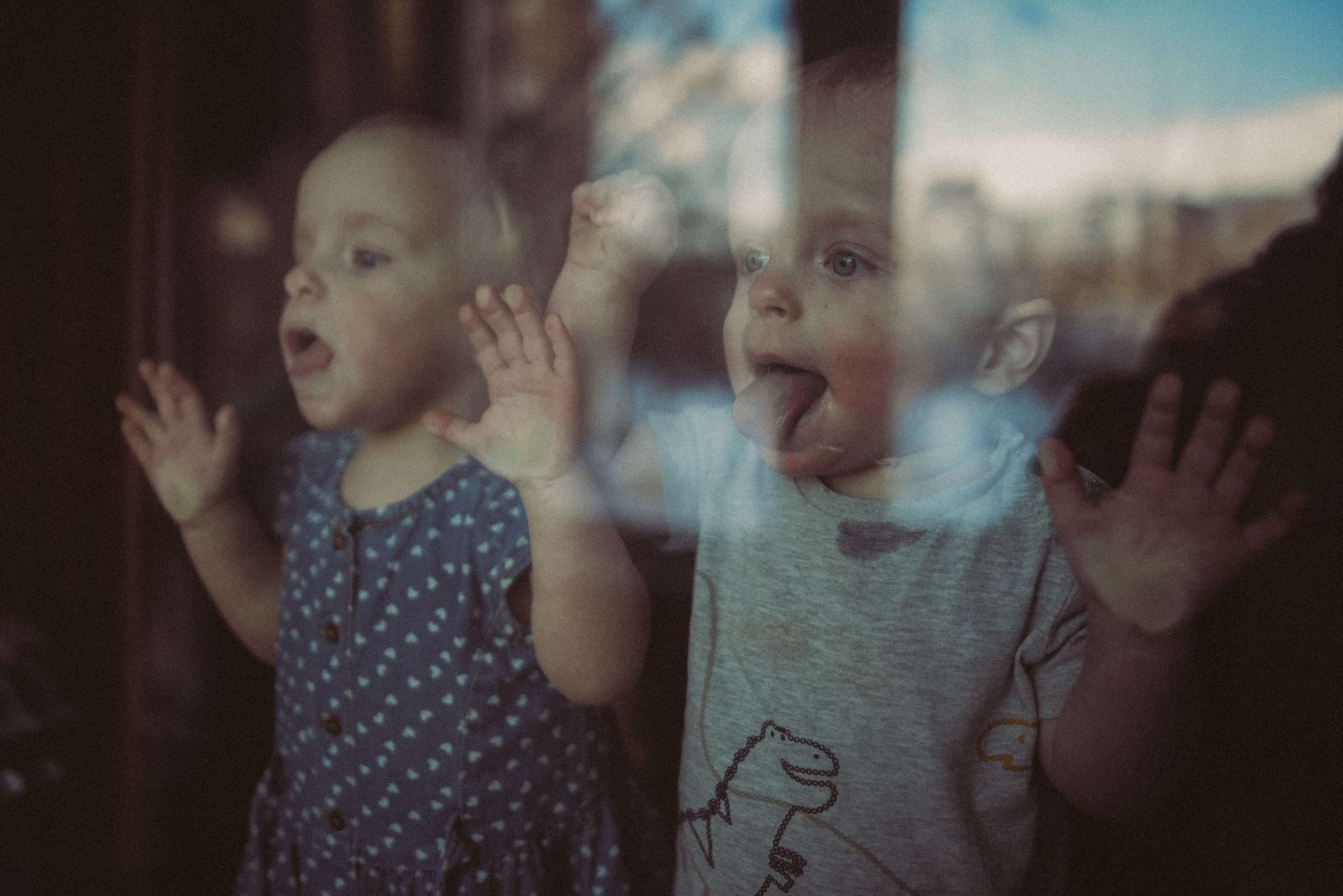 Двойняшки Леня и Ася с бабушкой. Семейный и свадебный фотограф в Санкт-Петербурге Яна