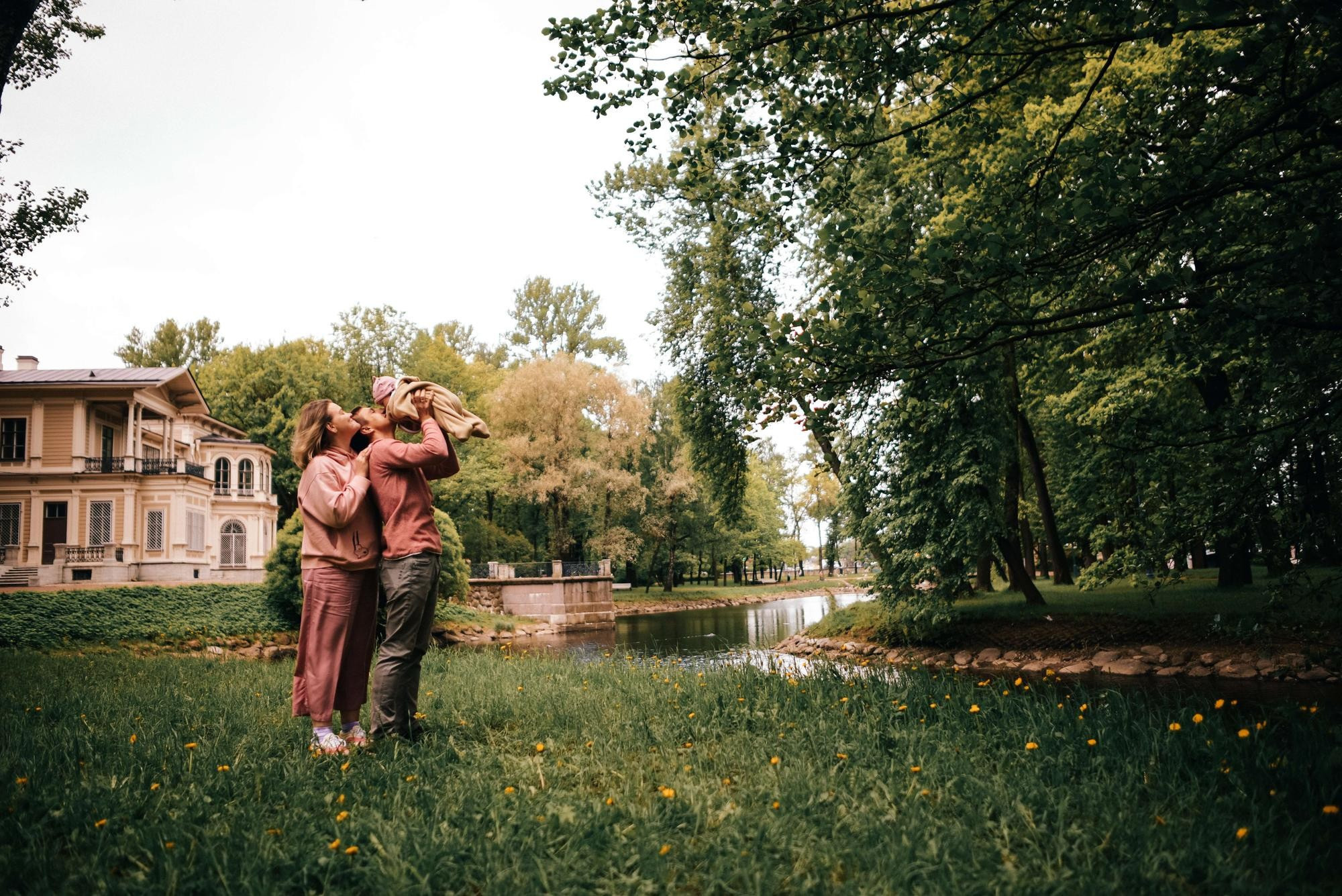 Фососессия в Лопухинском саду. Мирослава Сергей и Светлана. Семейный и свадебный фотограф в Санкт-Петербурге Яна