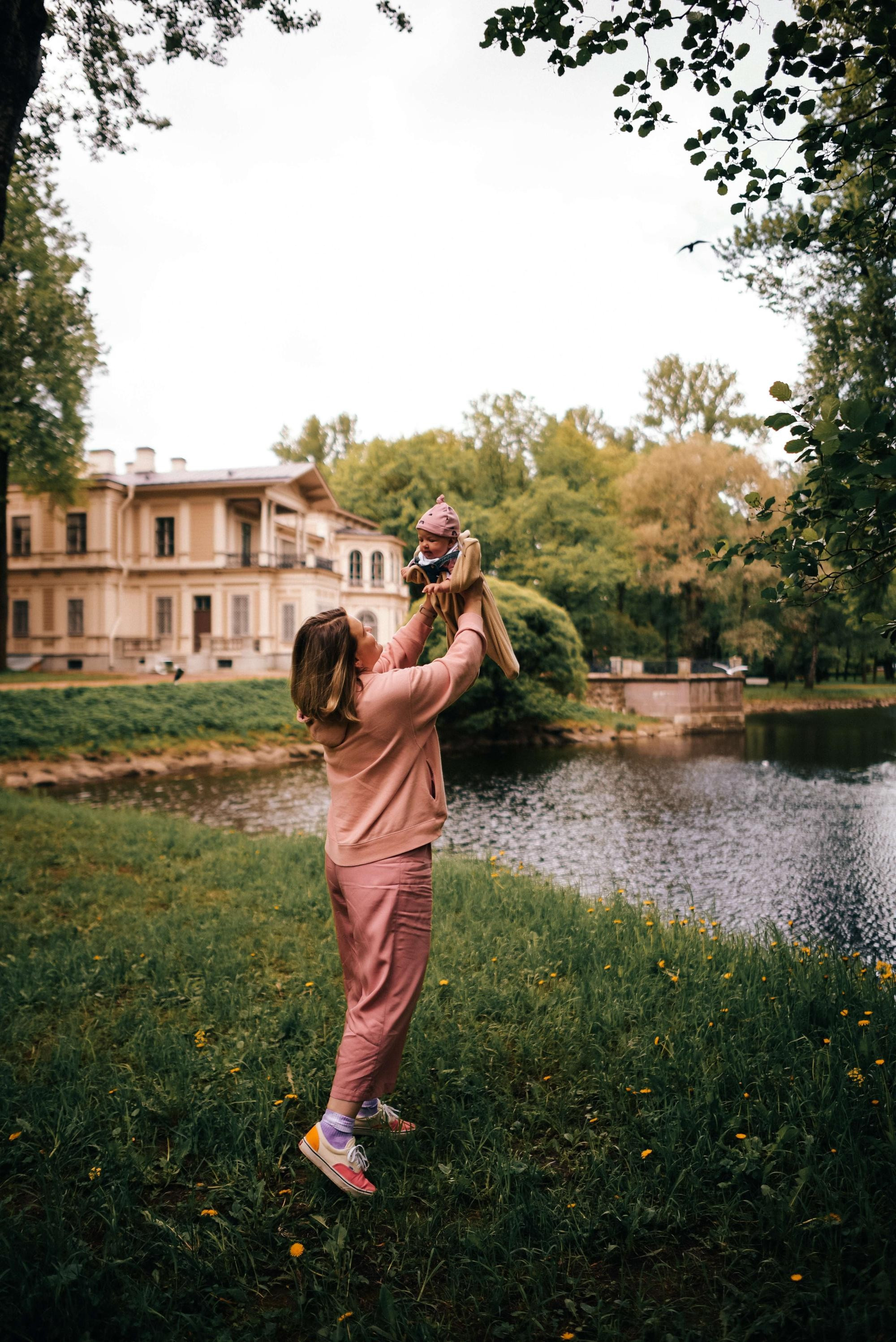 Фососессия в Лопухинском саду. Мирослава Сергей и Светлана. Семейный и свадебный фотограф в Санкт-Петербурге Яна