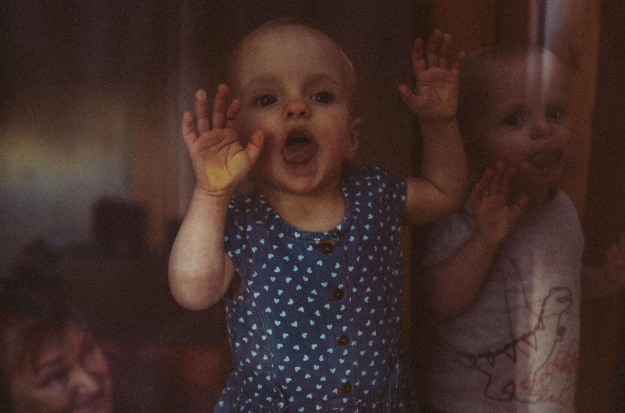 Двойняшки Леня и Ася с бабушкой. Семейный и свадебный фотограф в Санкт-Петербурге Яна