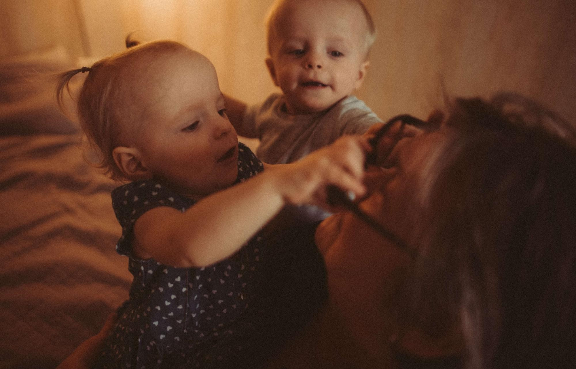 Двойняшки Леня и Ася с бабушкой. Семейный и свадебный фотограф в Санкт-Петербурге Яна