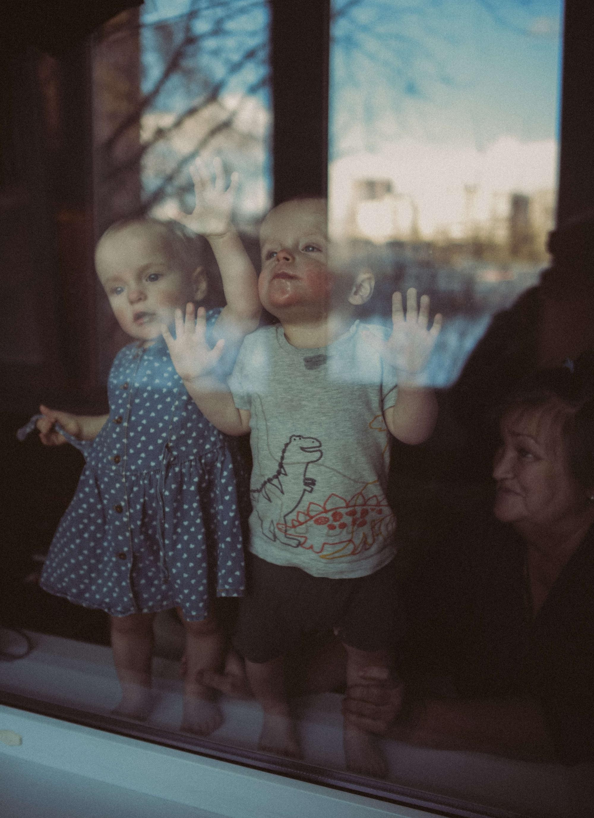Двойняшки Леня и Ася с бабушкой. Семейный и свадебный фотограф в Санкт-Петербурге Яна