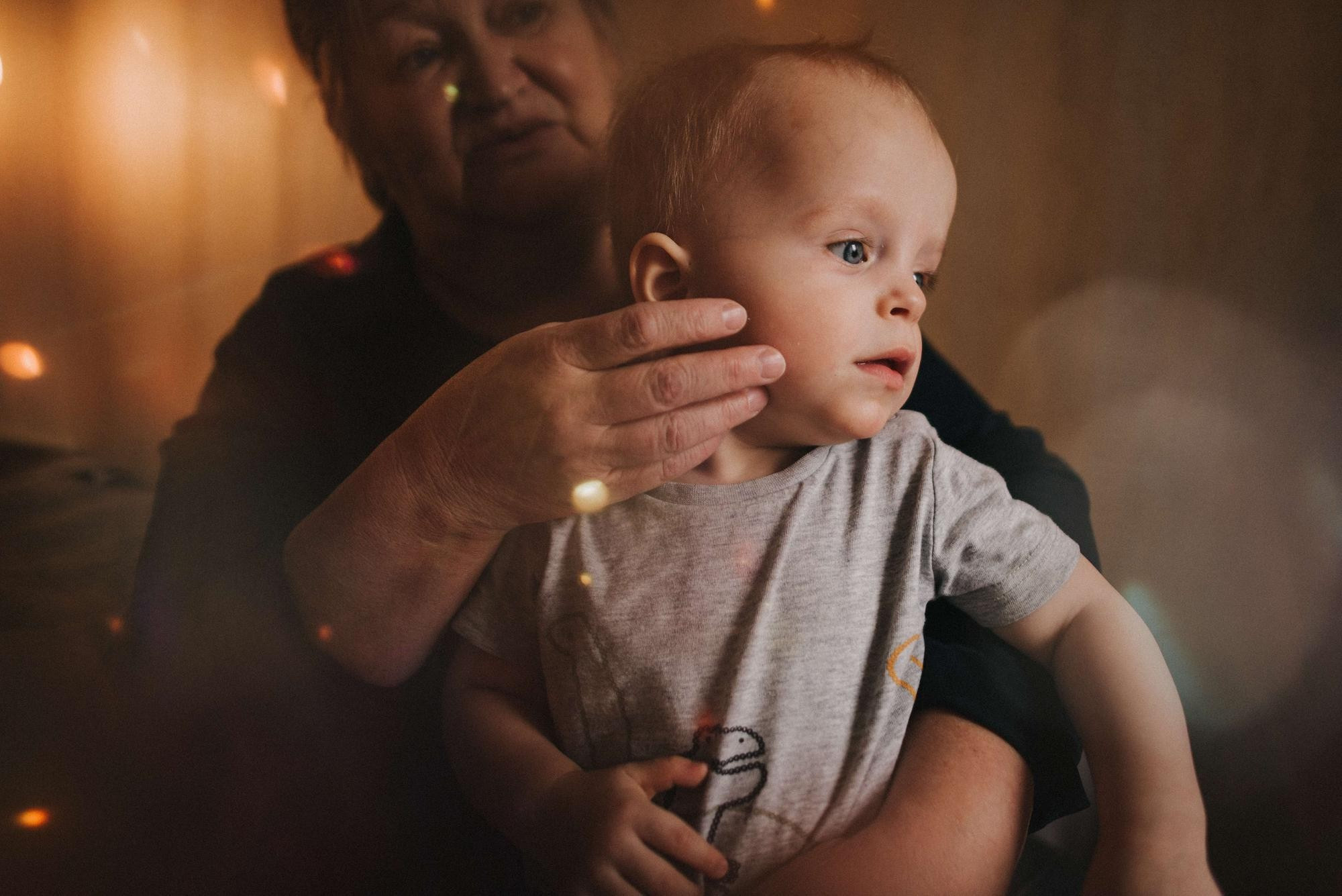 Двойняшки Леня и Ася с бабушкой. Семейный и свадебный фотограф в Санкт-Петербурге Яна
