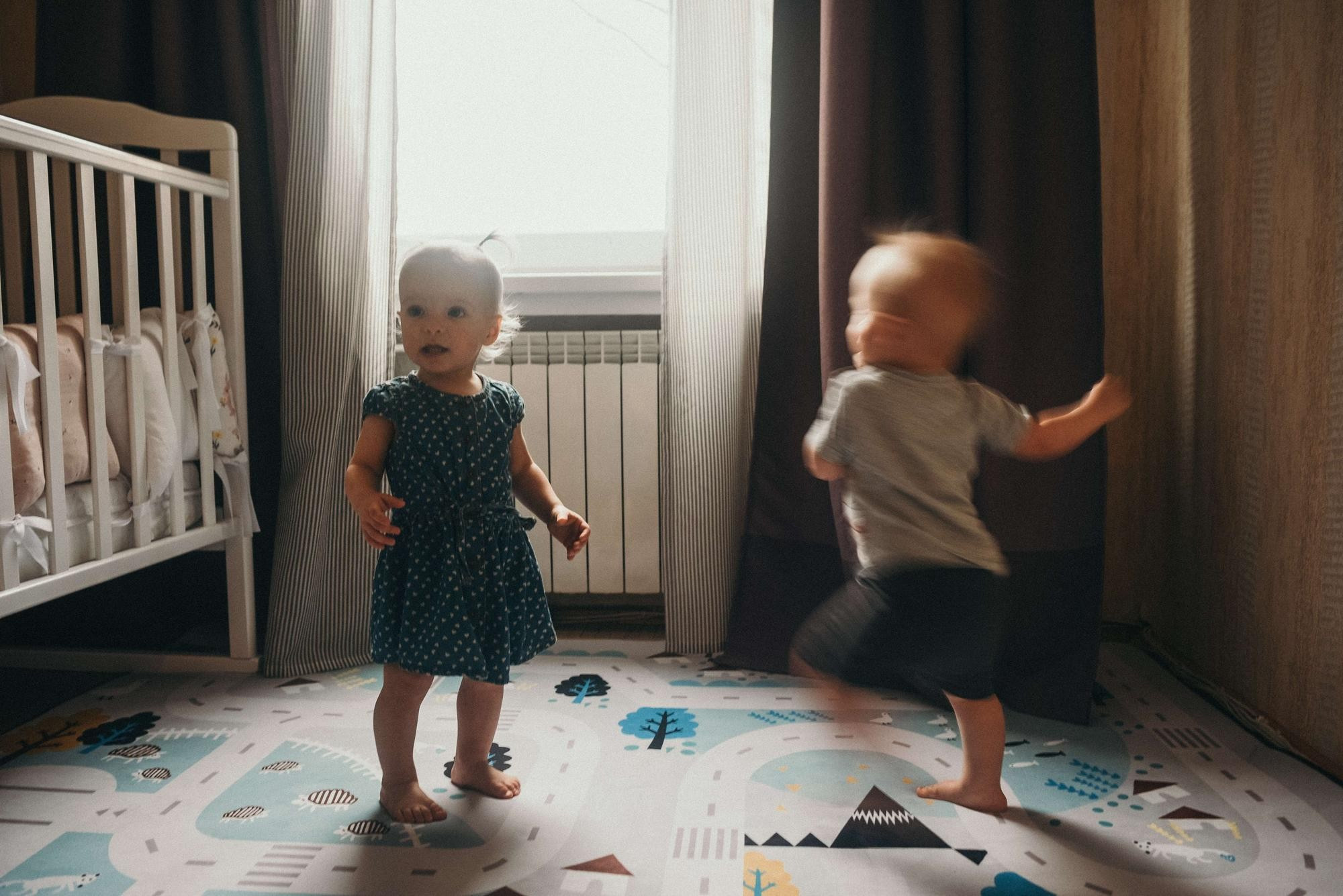 Двойняшки Леня и Ася с бабушкой. Семейный и свадебный фотограф в Санкт-Петербурге Яна