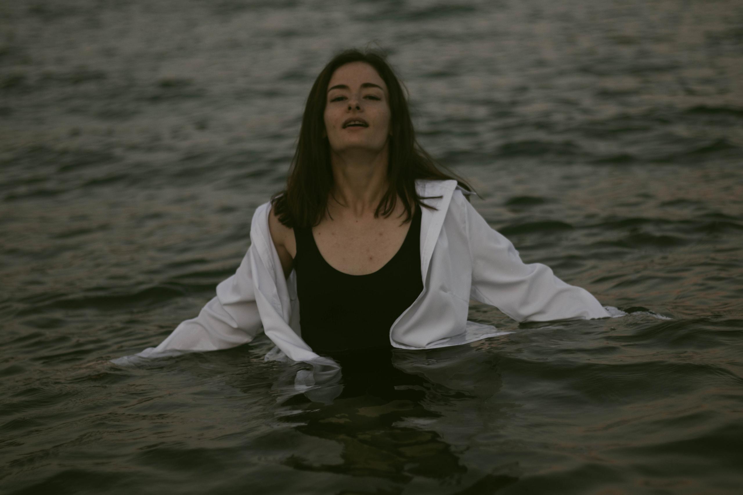 «Невесомость волн: девушка и море». Уличный фотограф Города N