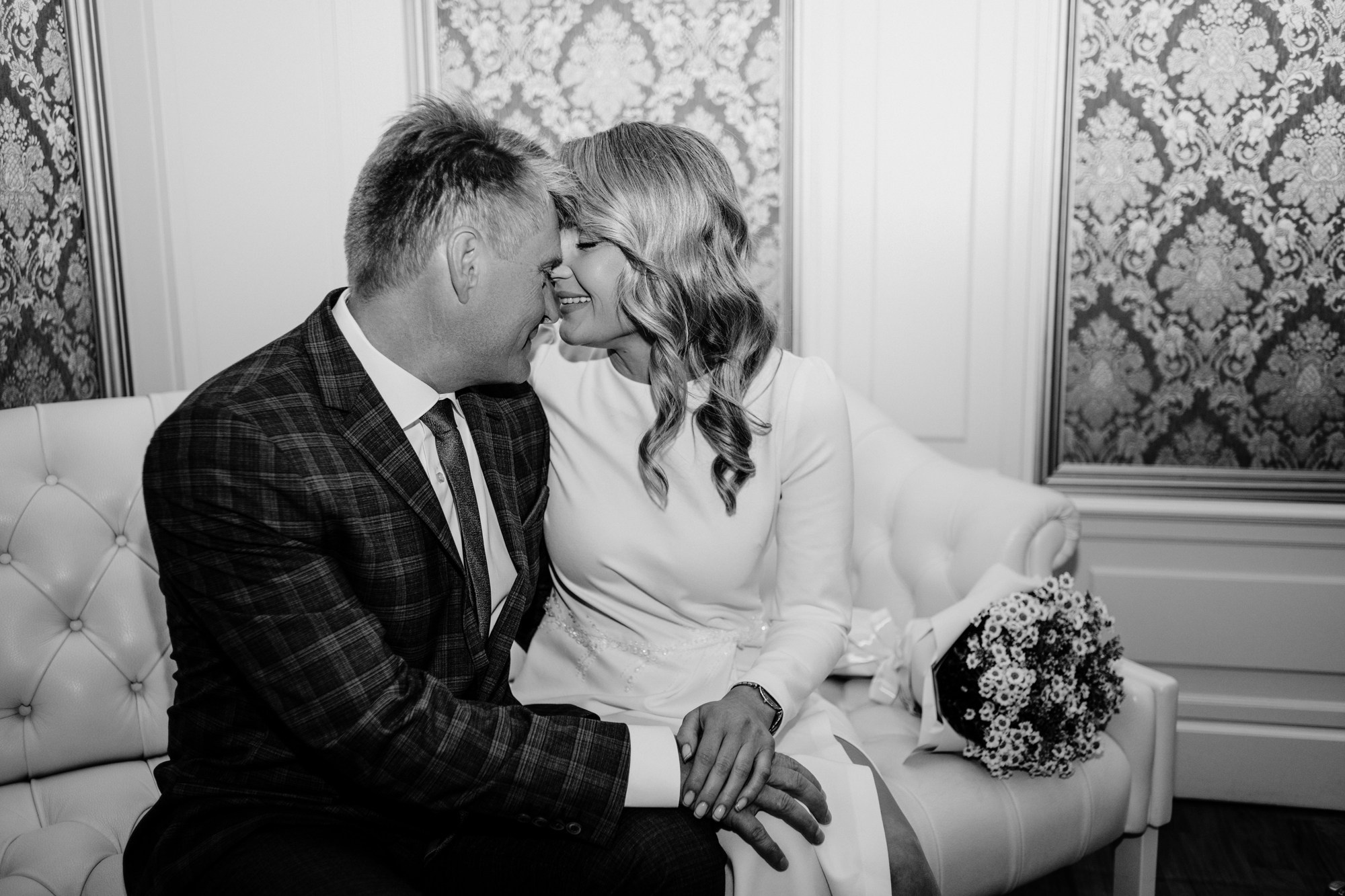 Свадебная фотосессия Дмитрия и Марии в Тюмени — Идеи для съемки в ЗАГСе и городе. Портретный фотограф Тюмень Дарья Мустафина