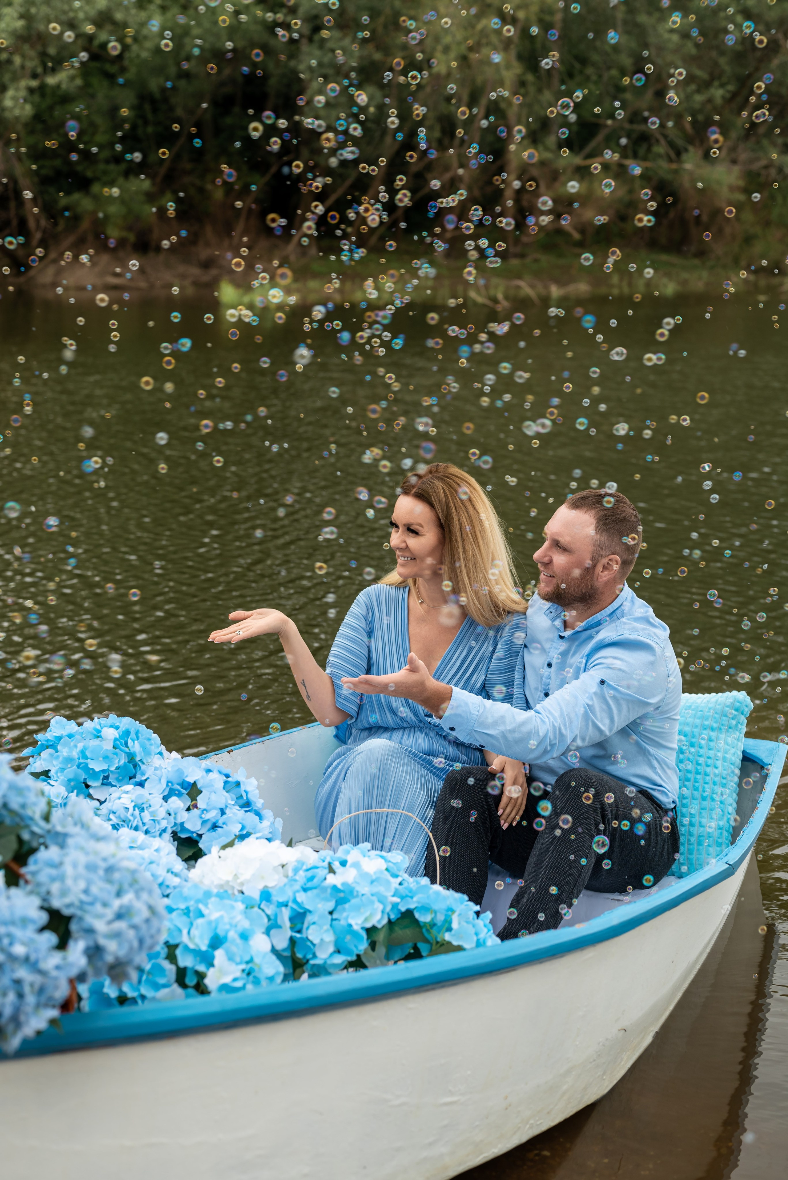 Фотопроект на лодке с голубыми гортензиями. Фотограф в городе Салават