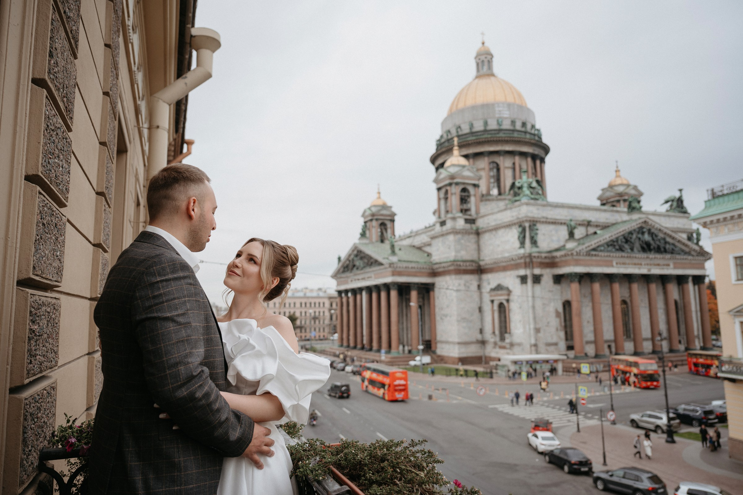 Сборы жениха и невесты в отеле Англетер